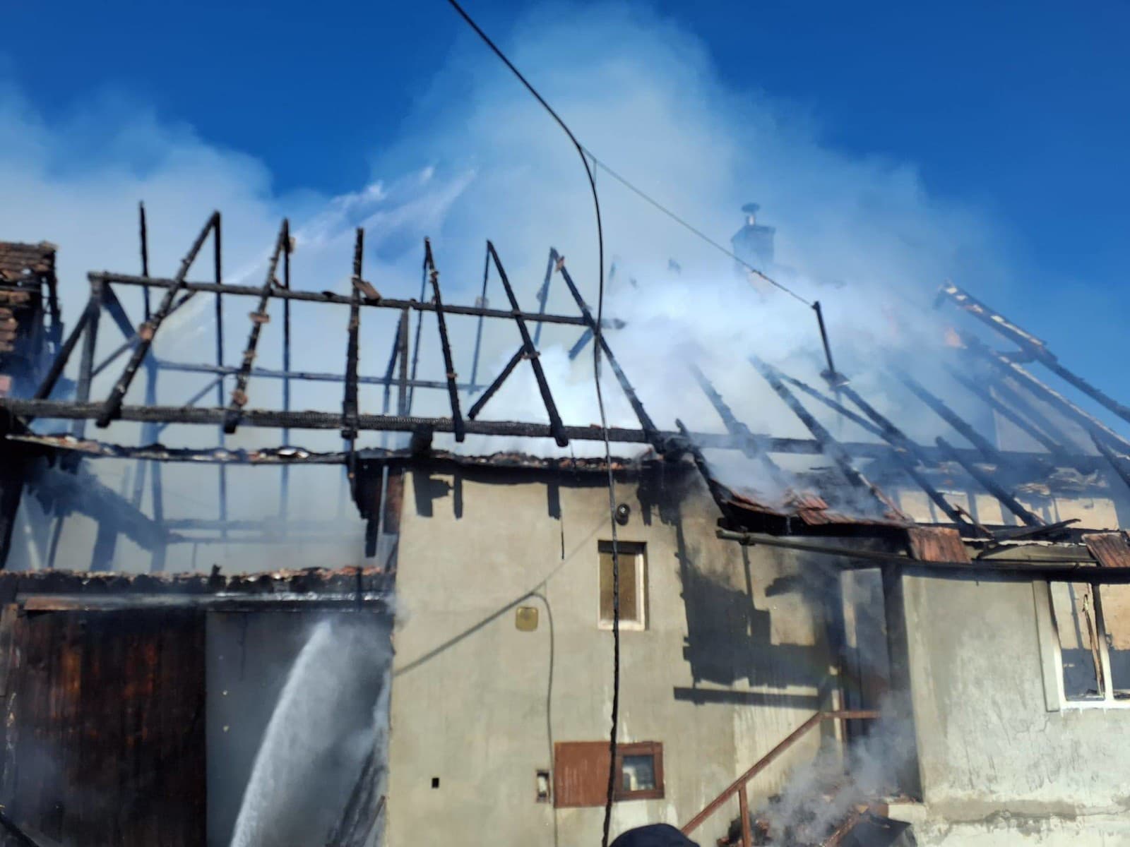 Počas požiaru domu v obci Turček sa dve osoby nadýchali splodín horenia