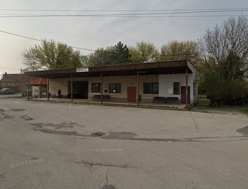 Archívna fotografia autobusovej zastávky v obci Dolné Saliby.