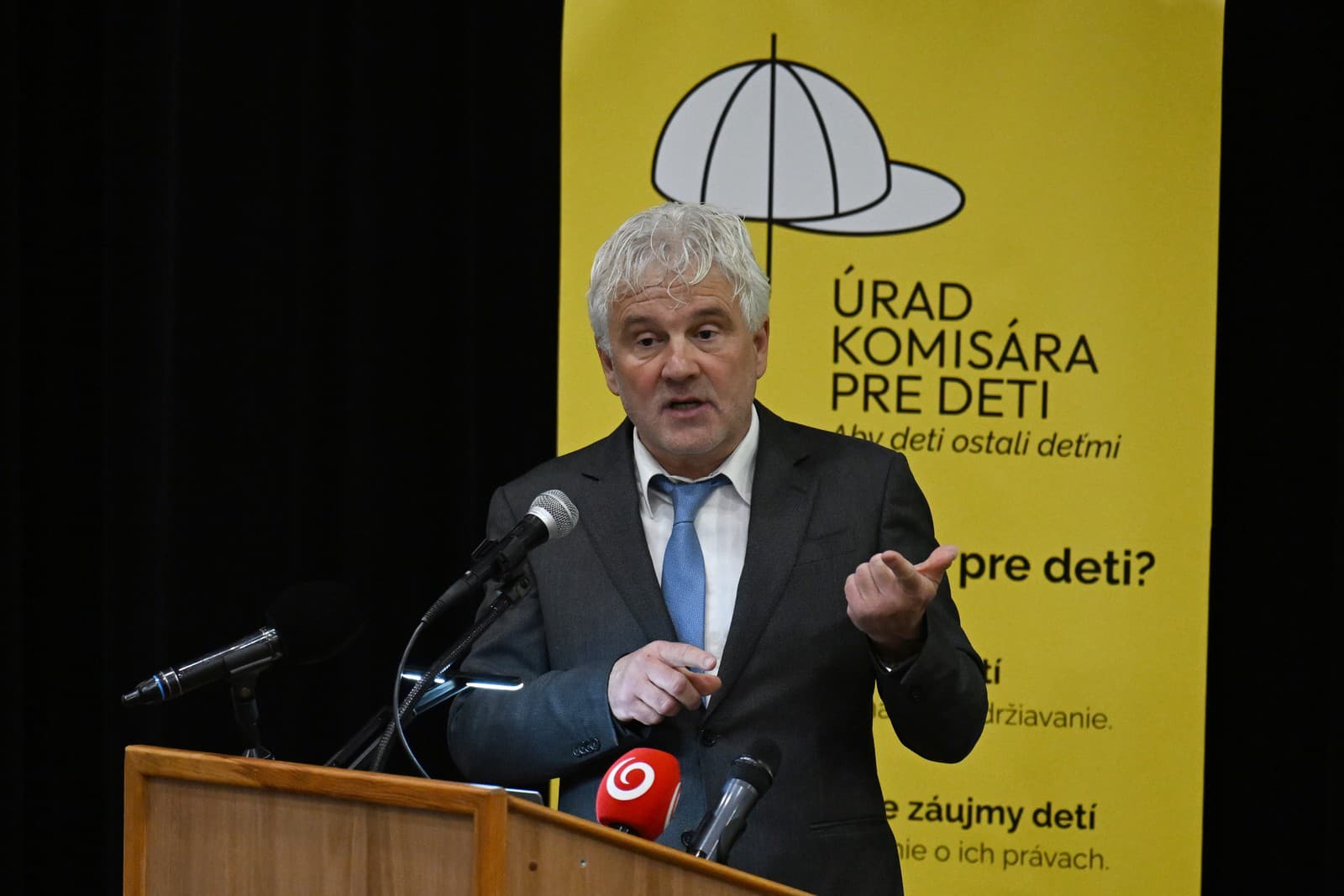 Komisár pre deti Jozef Mikloško počas predstavovania prvých výsledkov na celoslovenskom zasadnutí Parlamentu detí a mládeže v Častej Papierničke.