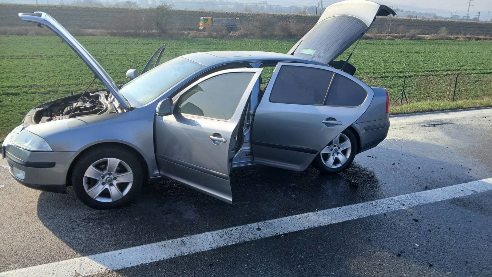 Auto v plameňoch na