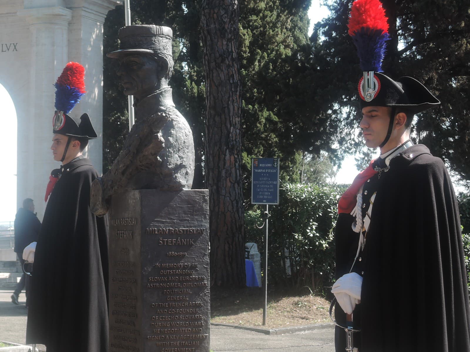 Na snímke busta M.R. Štefánika, ktorú za účasti predstaviteľov SR a Talianskej republiky slávnostne odhalili.