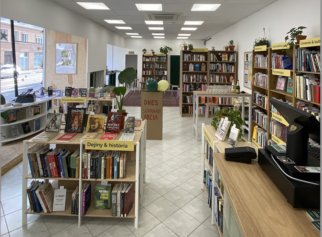 Pre kupujúcich je pridanou hodnotou rozsiahla ponuka a dostupnosť titulov naprieč žánrami ajazykmi, vrátane kníh v angličtine.