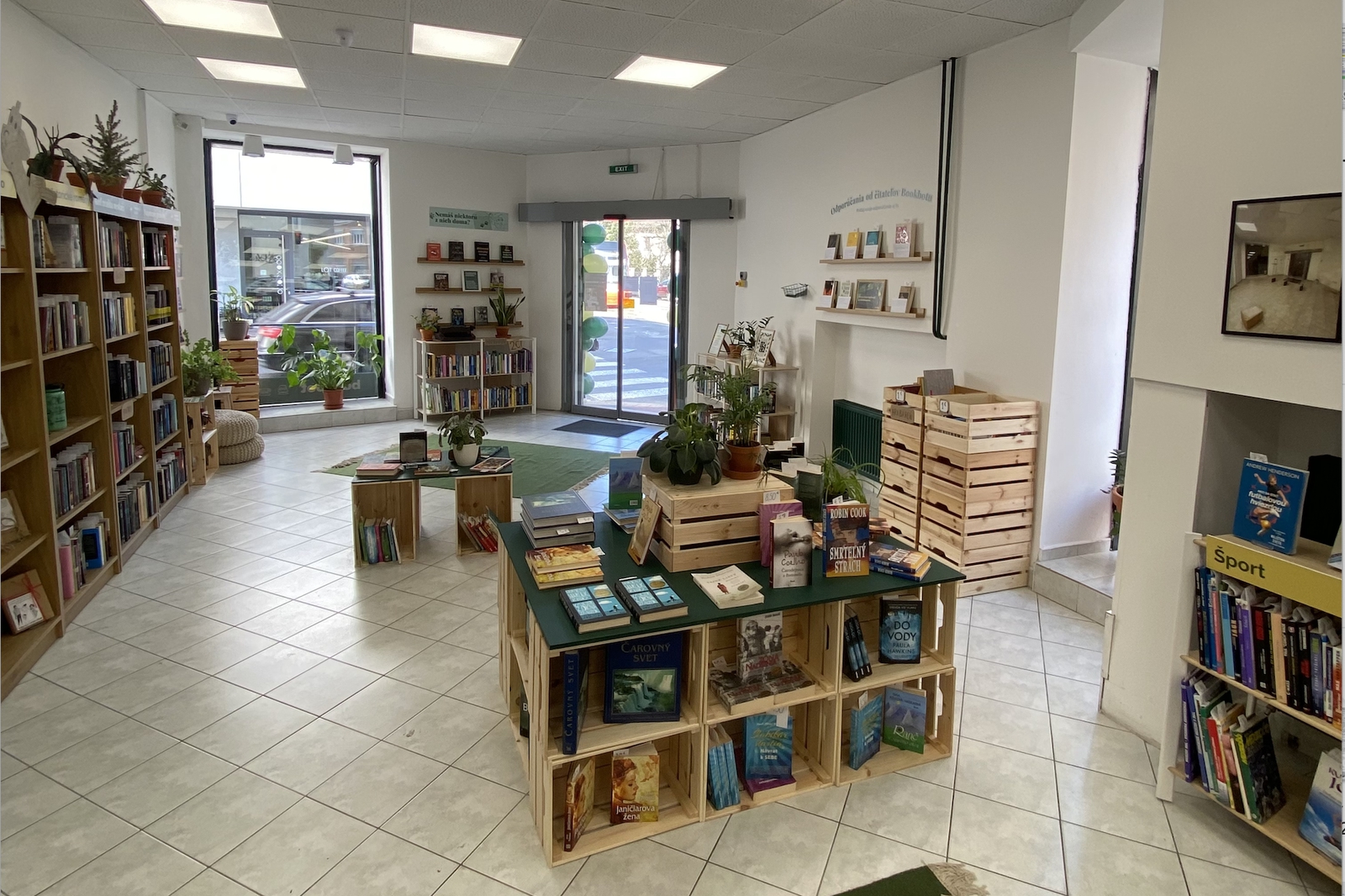 V nových priestoroch Bookbotu môžu zákazníci knihy odovzdať, vyzdvihnúť si objednávky a aj si knihy priamo zakúpiť. 