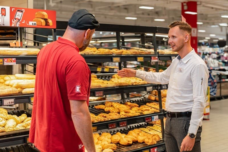 Za posledných päť rokov vzrástol nástupný plat na pozícii pracovníka obchodu v priemere o 45 percent.