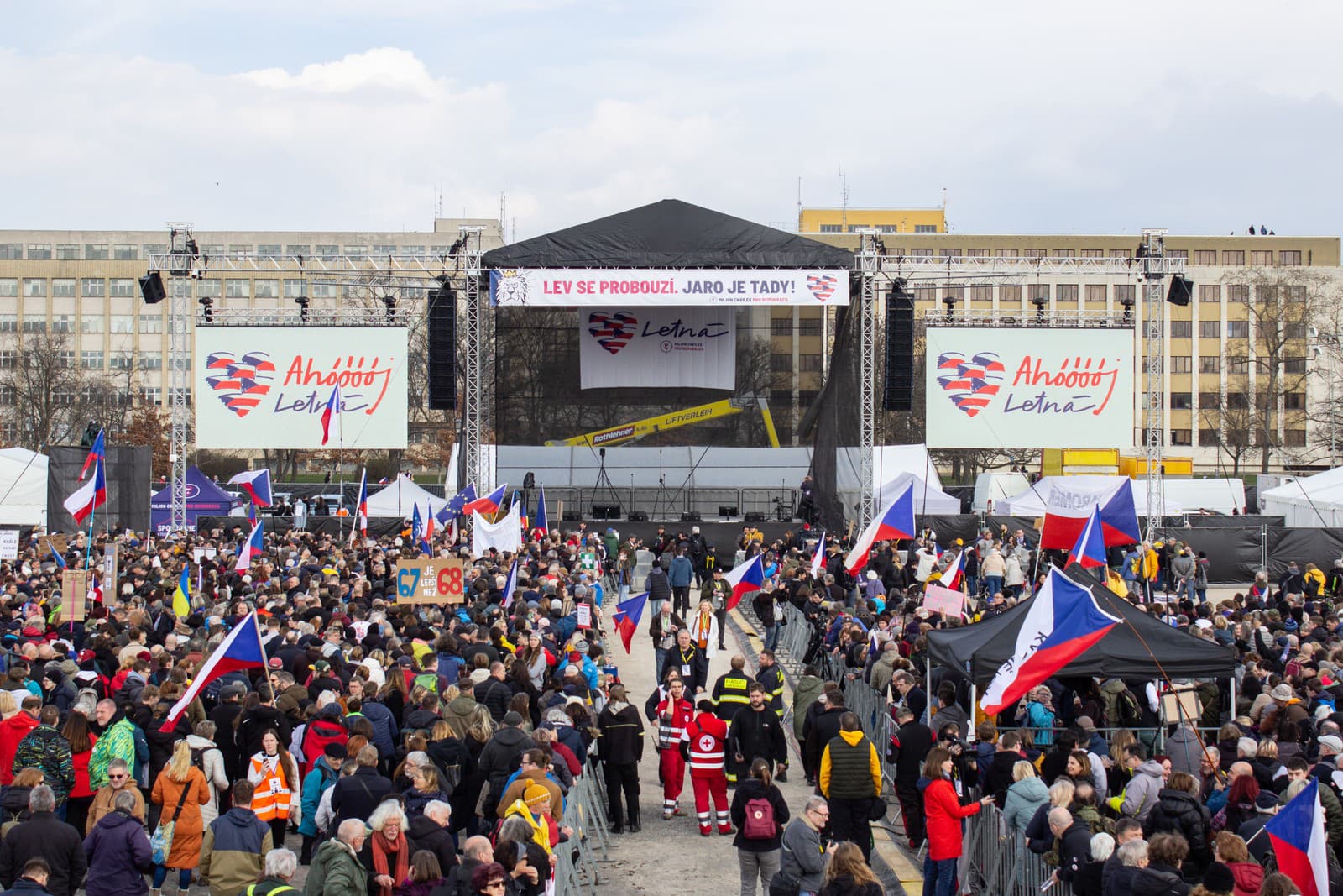 Na snímke demonštrácia na Letenskej pláni v Prahe, ktorú zorganizoval spolok Milion chvilek.
