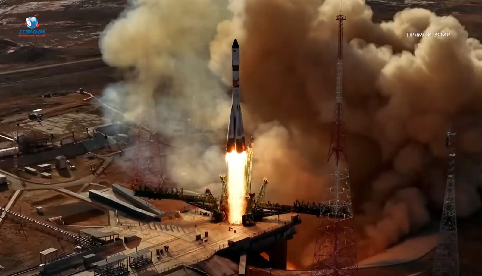 Na tomto obrázku z videa poskytnutého vesmírnou spoločnosťou Roskosmos štartuje raketový nosič Sojuz-2.1a s nákladnou loďou Progress MS-33, ktorá dopraví náklad na Medzinárodnú vesmírnu stanicu, zo štartovacej rampy na ruskom prenajatom kozmodróme Bajkonur v Kazachstane.