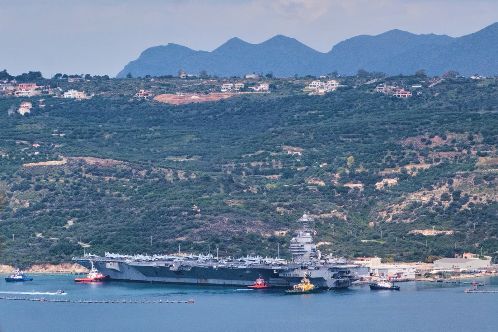 Na snímke najväčšia lietadlová loď USS Gerald R. Ford patriaca USA, ktorá sa podieľala na vojenských operáciách na Blízkom východe, sa vrátila na námornú základňu Souda na gréckom ostrove Kréta.