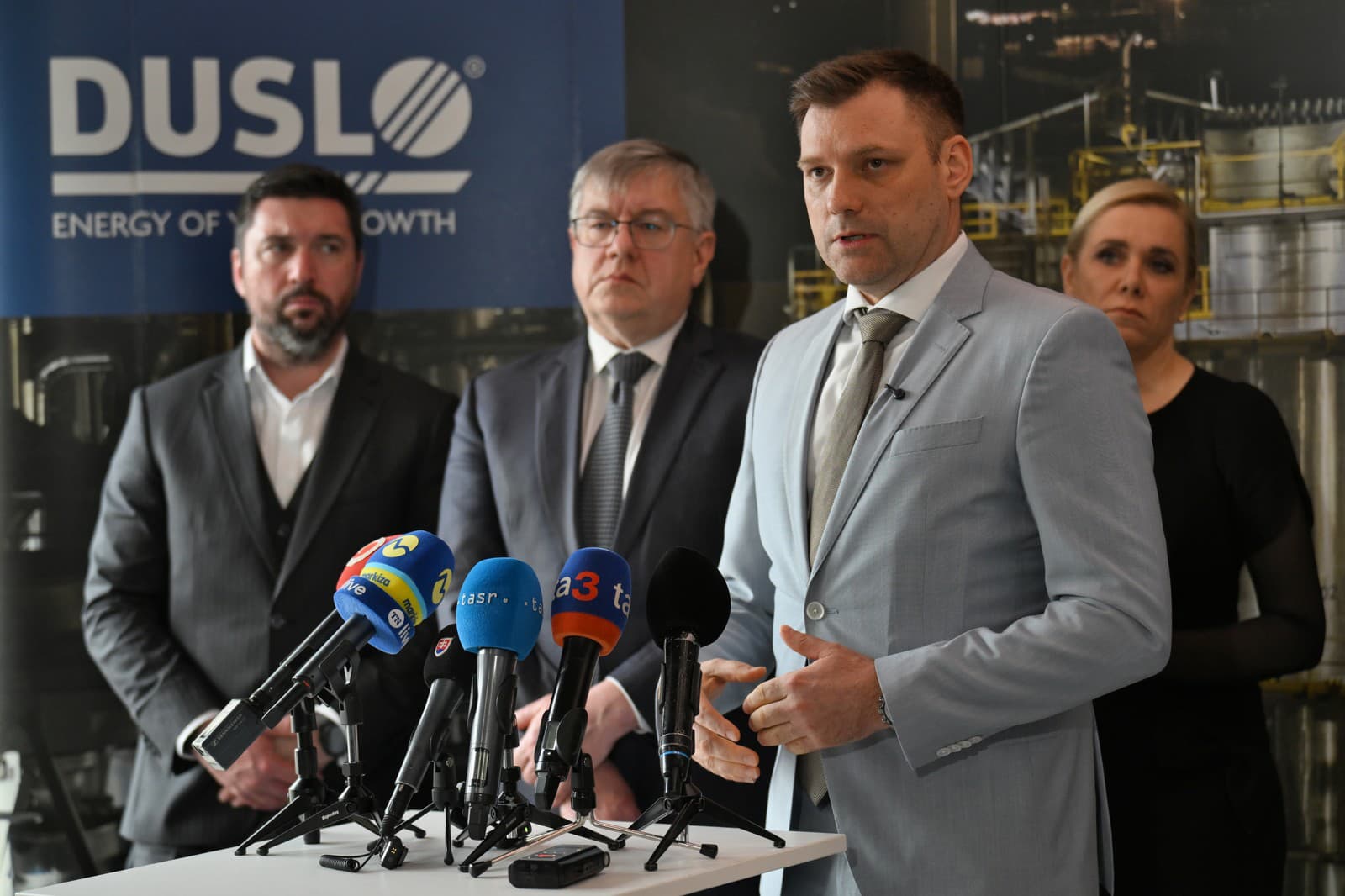 Premiér Robert Fico so svojou suitou navštívil Duslo Šaľa.