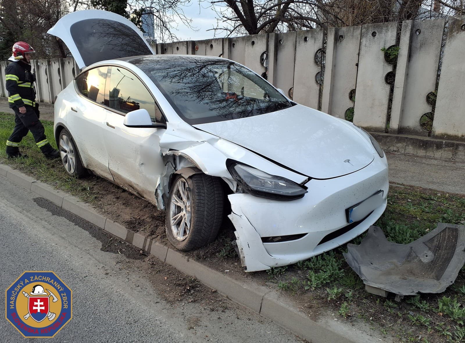 Dopravná nehoda troch áut