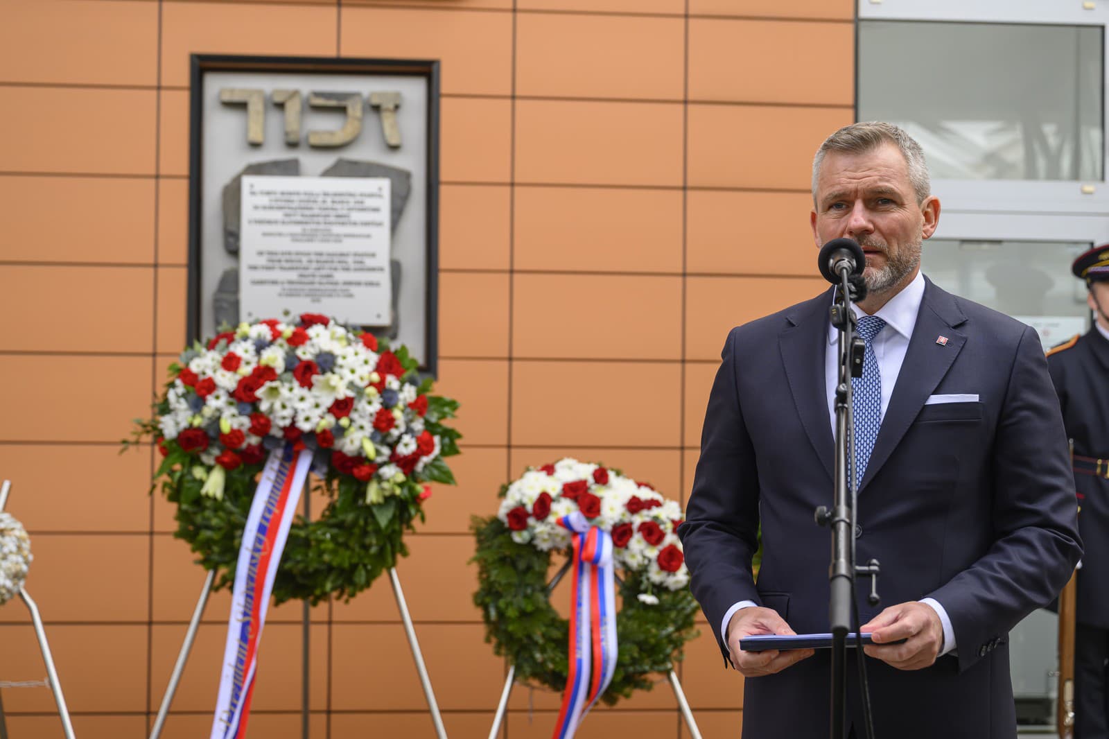 Prezident SR Peter Pellegrini počas príhovoru pri pamätnej tabuli v rámci spomienky na obete prvého transportu Židov zo Slovenska