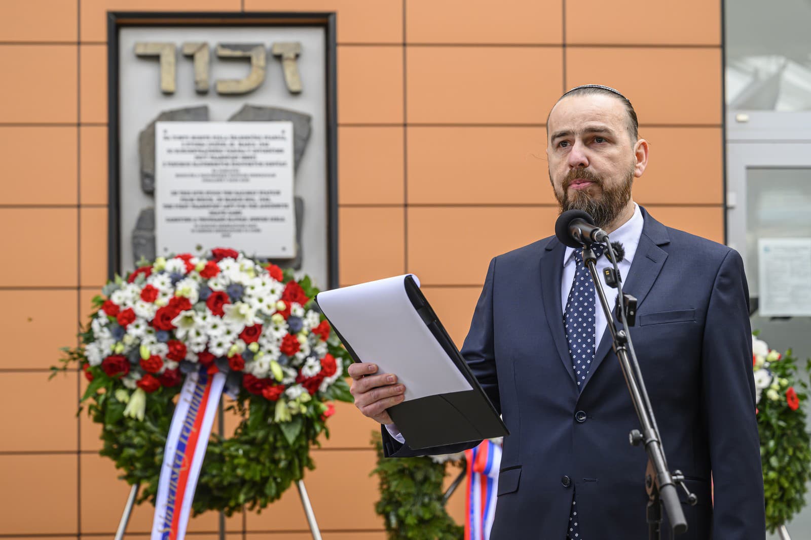 Riaditeľ Múzea holokaustu v Seredi Martin Korčok počas pietnej spomienky