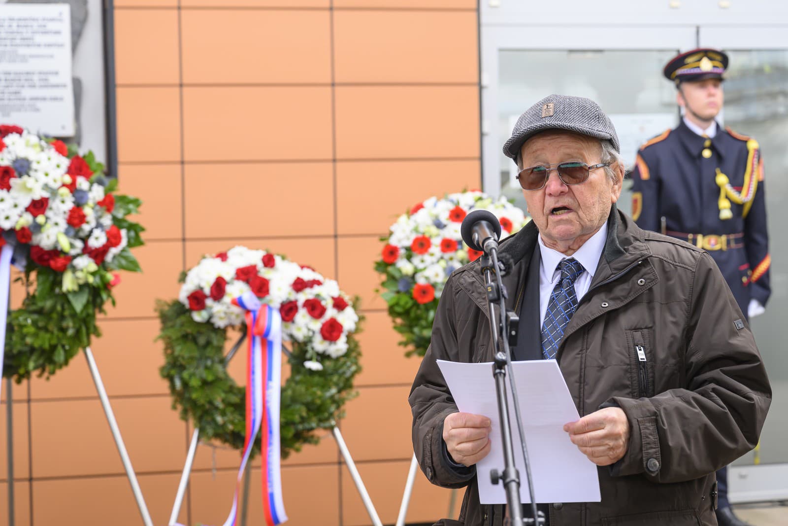 Igor Rolný sa prihovára za preživších pri pamätnej tabuli počas spomienky na obete prvého transportu Židov zo Slovenska
