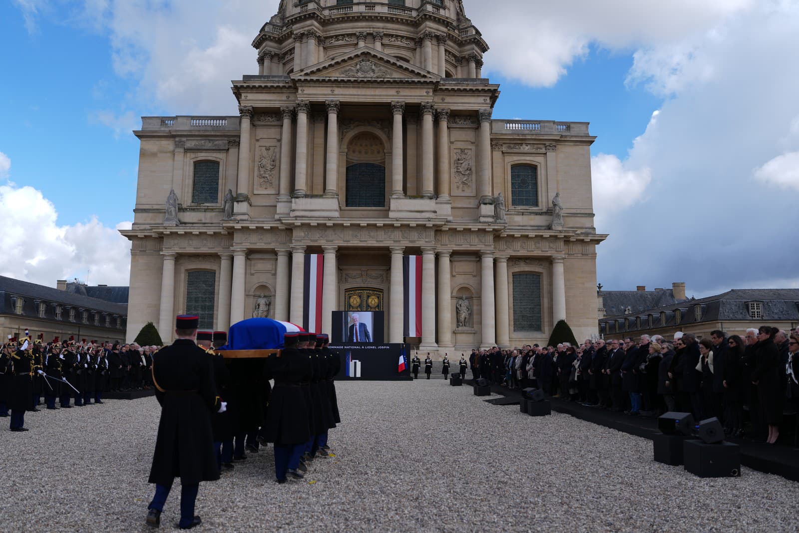 Príslušníci francúzskej republikánskej gardy nesú rakvu zosnulého francúzskeho premiéra Lionela Jospina