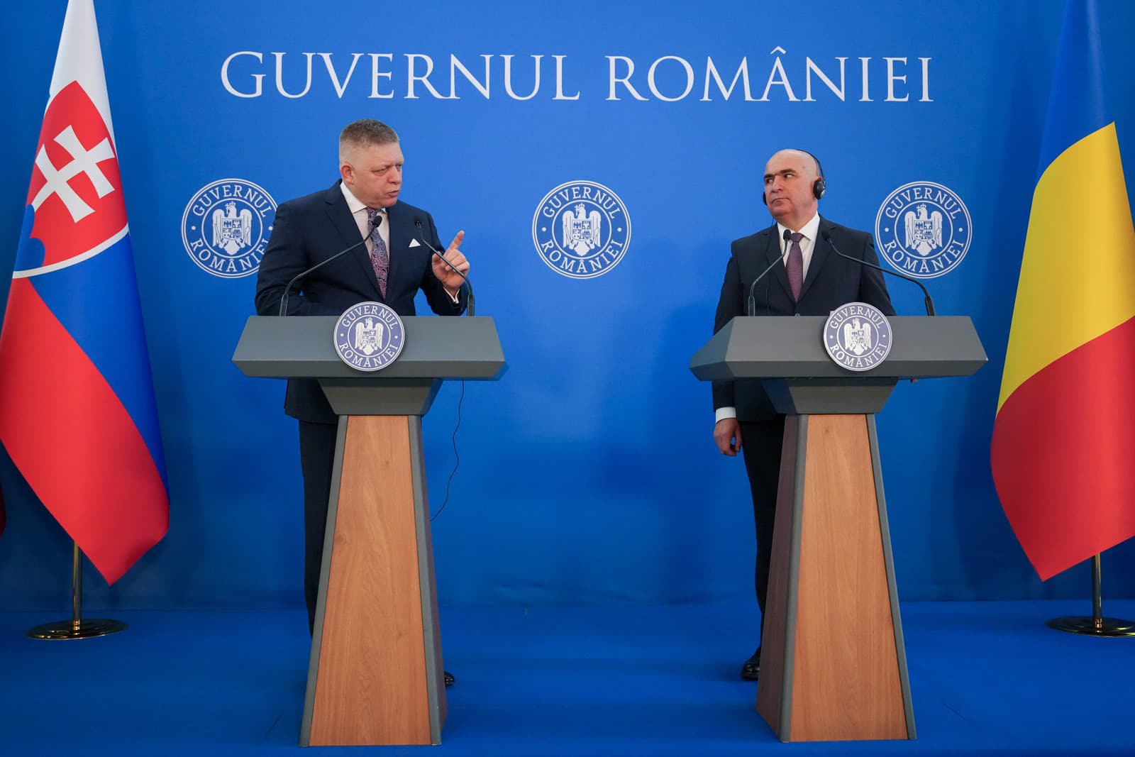 Slovenský premiér Robert Fico  a jeho rumunský náprotivok Ilie Bolojan v Bukurešti v piatok 27. marca 2026.