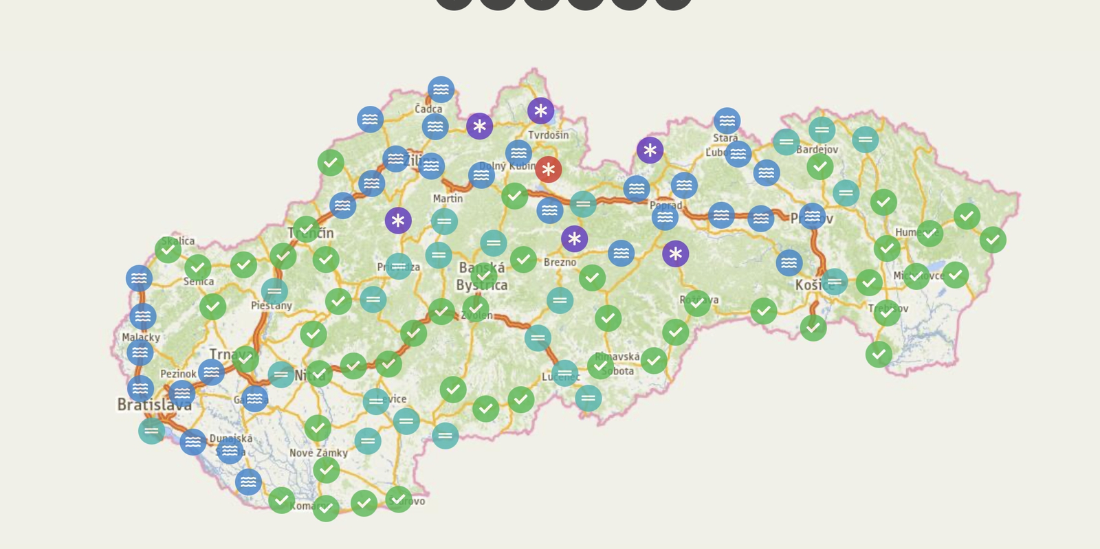 Silný vietor komplikuje situáciu