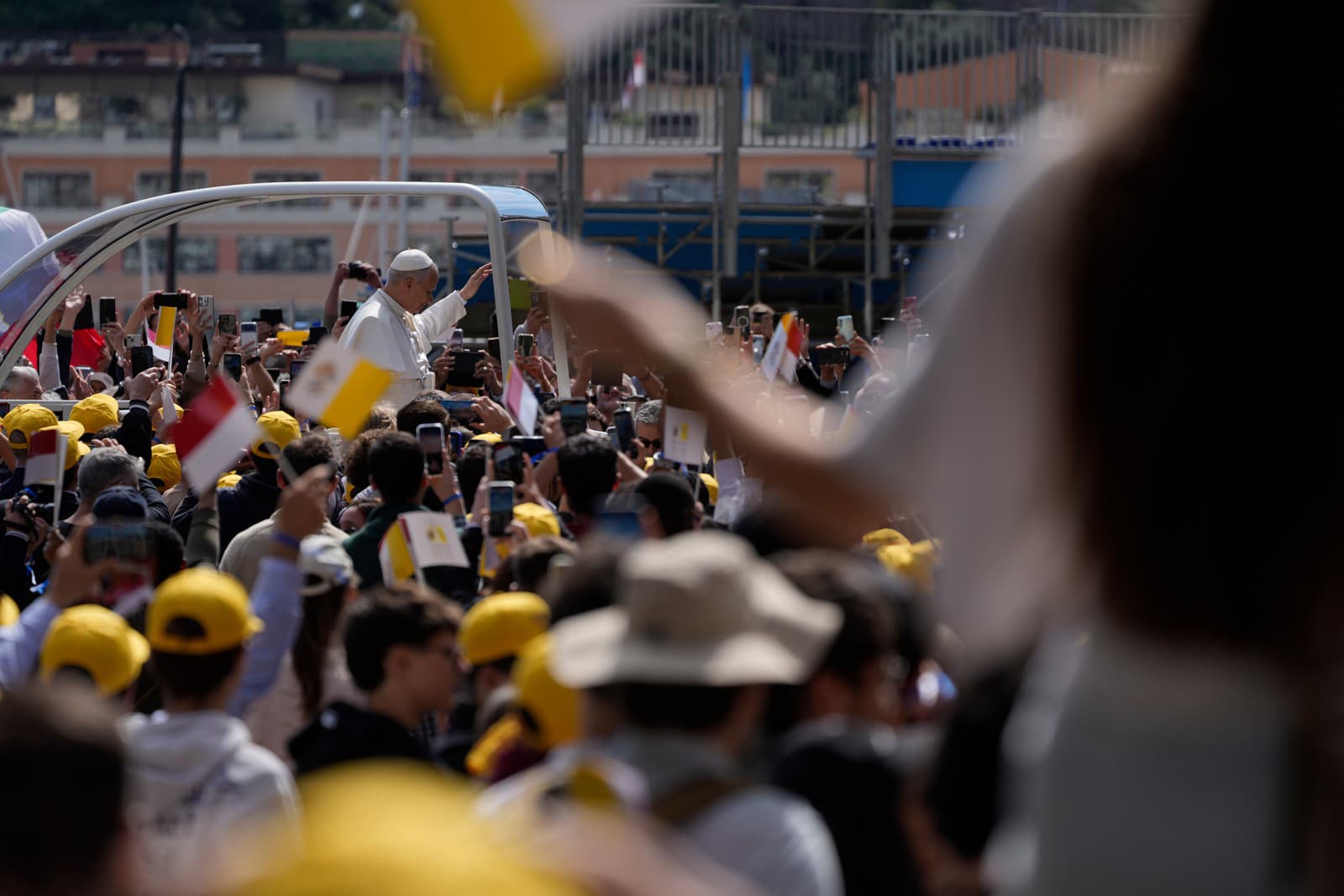 Pápež Lev XIV. prichádza so skupinou mladých ľudí a katechumenov ku kostolu Sv. DĂ©vote počas jeho návštevy v monackom meste La Condamine