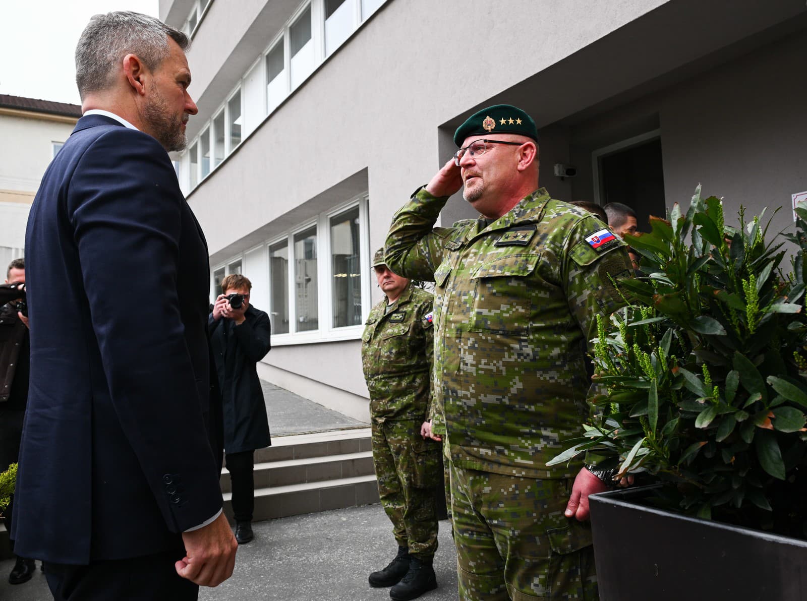Na snímke prezident SR Peter Pellegrini počas tlačového brífingu po návšteve Leteckých opravovní Trenčín, a.s. v Trenčíne