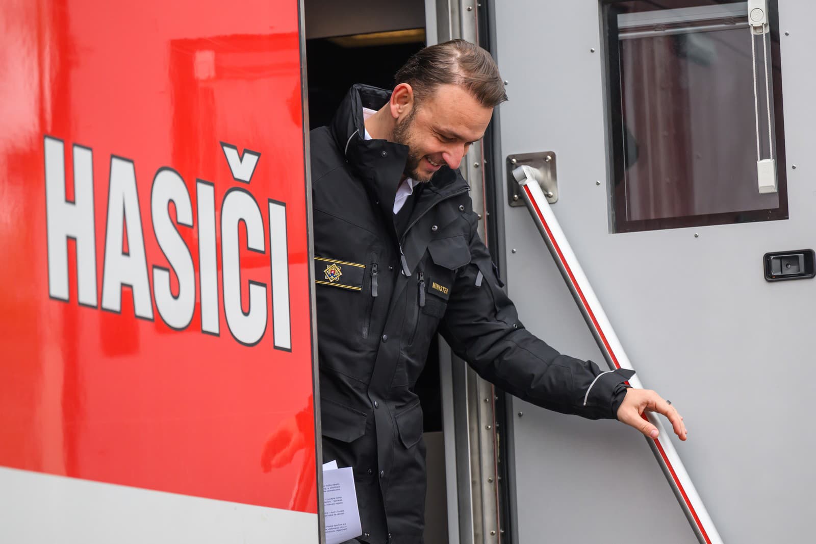 Na snímke minister vnútra SR Matúš Šutaj Eštok (Hlas-SD) počas tlačovej konferencie v súvislosti s bezpečnostno-preventívnou akciou Zelená II. v obci Medveďov v okrese Dunajská Streda v pondelok 30. marca 2026.