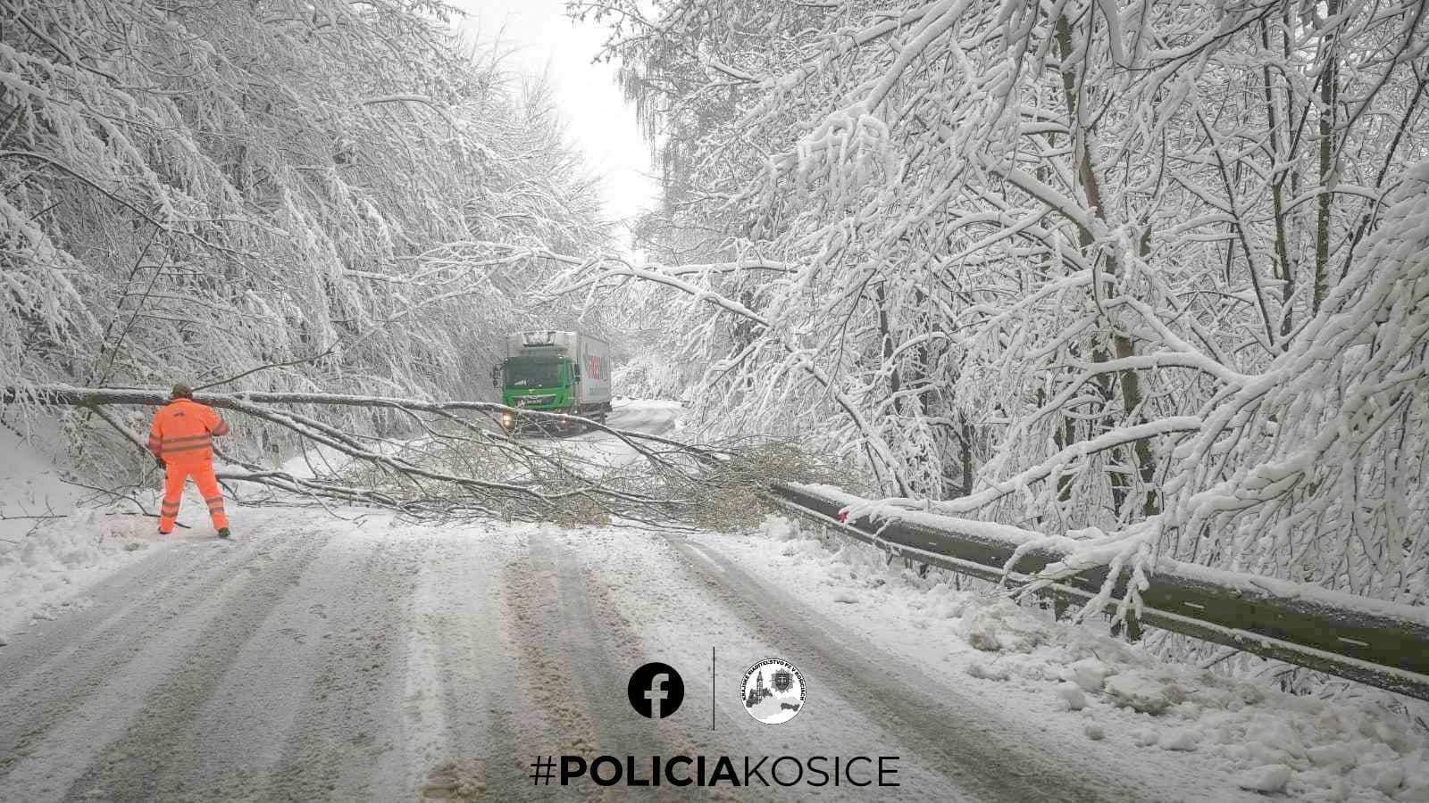 AKTUÁLNE Sneženie komplikuje dopravu!
