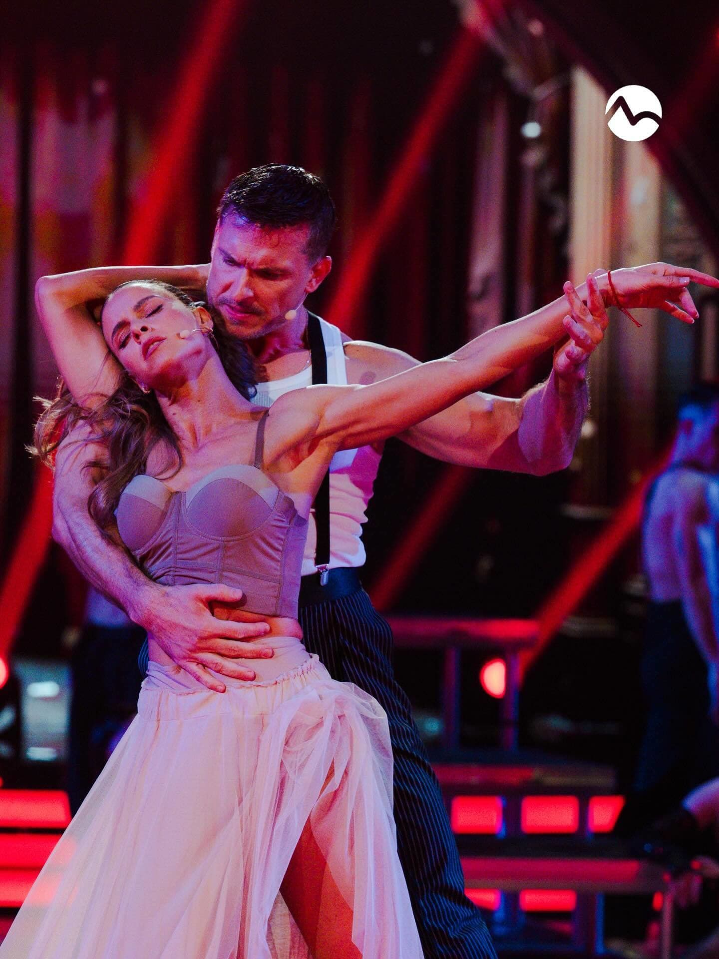 Tanečné a spevácke vystúpenie Nely Pociskovej a Jána Koleníka pod taktovkou porotcu Let’s Dance Jána Ďurovčíka. 