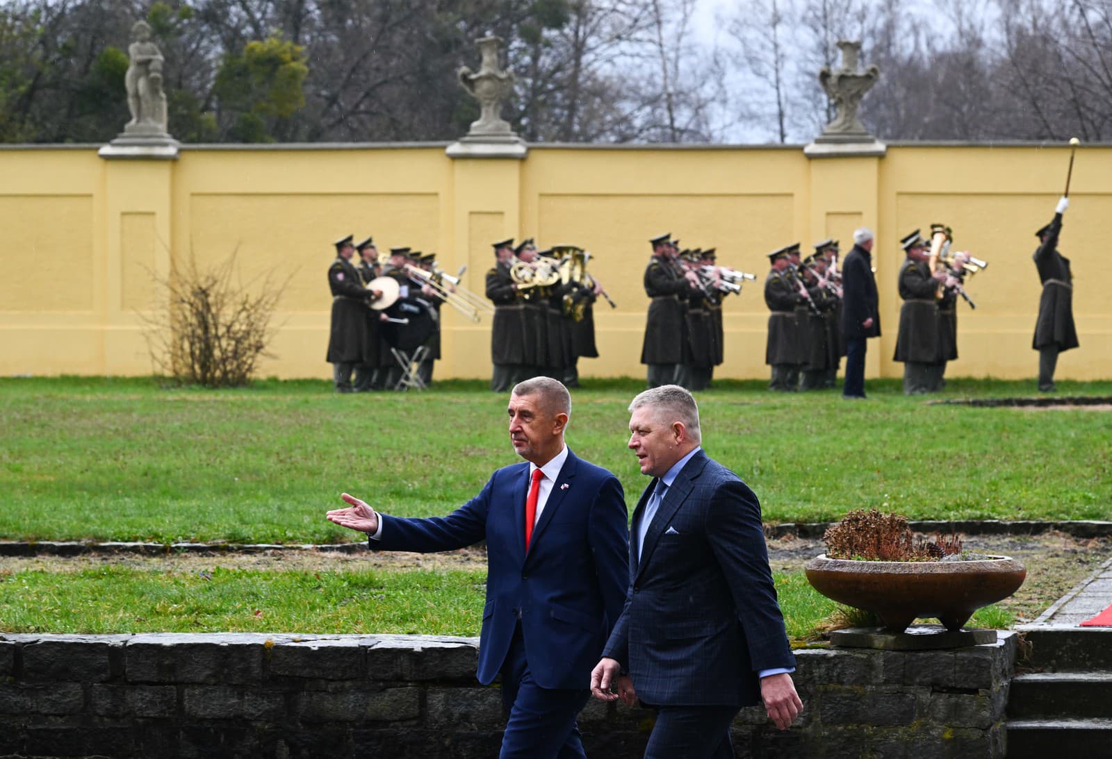 Zľava predseda vlády ČR Andrej Babiš a predseda vlády SR Robert Fico počas uvítacieho ceremoniálu v rámci spoločného zasadnutia vlád ČR a SR na zámku Nová Horka