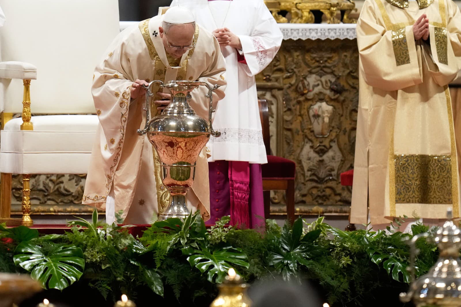 Pápež Lev XIV. celebruje tradičnú bohoslužbu svätenia olejov na Zelený štvrtok vo Vatikáne.