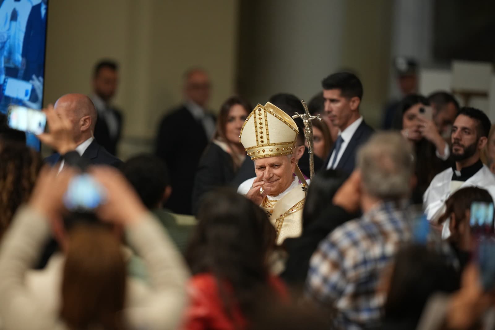 Pápež Lev XIV. (uprostred) prichádza celebrovať svätú omšu na pamiatku Poslednej večere v Lateránskej arcibazilike, ktorá je katedrálou Ríma.