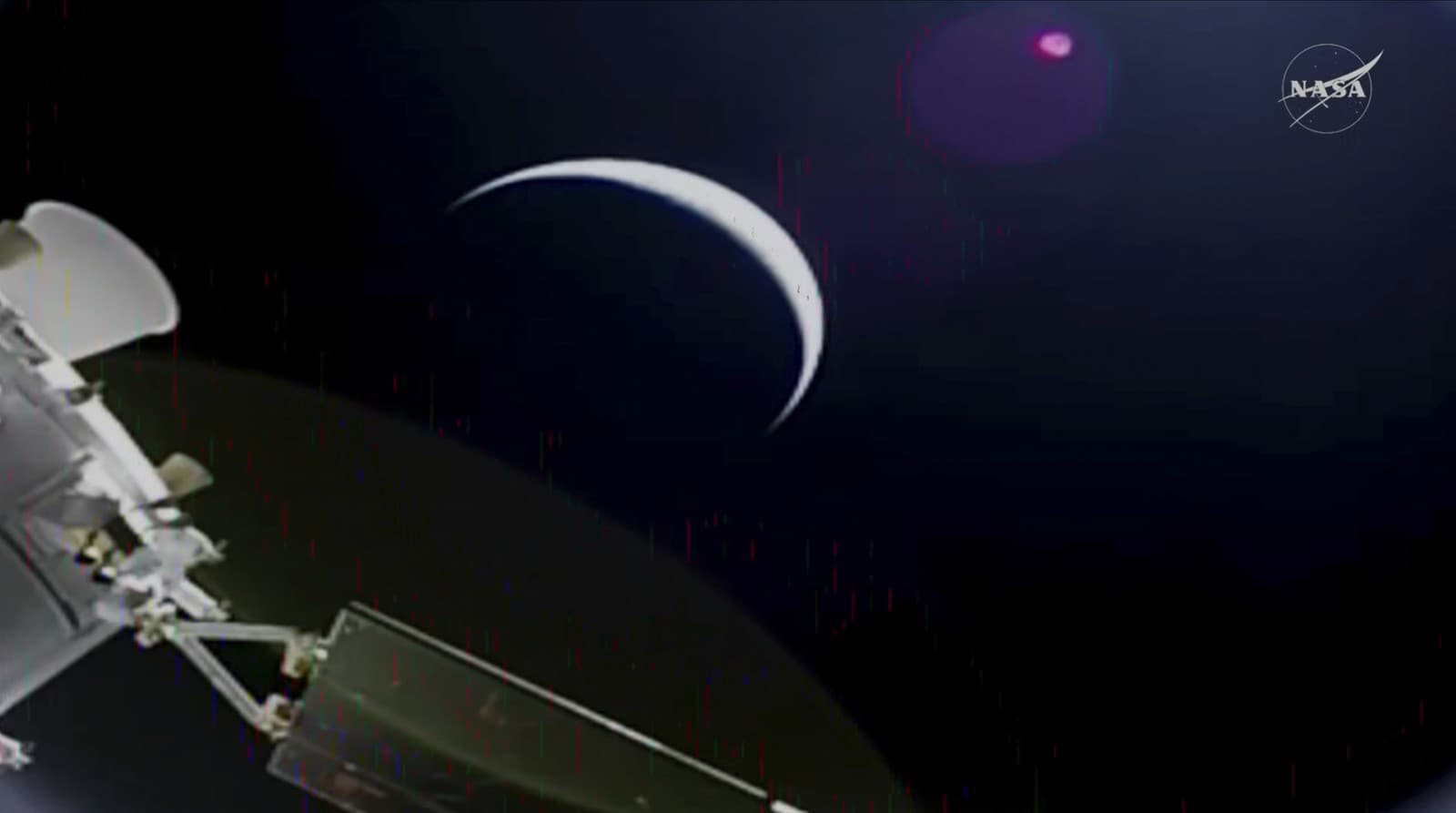 Tento obrázok, ktorý NASA zverejnila vo štvrtok 2. apríla 2026, zobrazuje kozmickú loď Orion agentúry NASA so Zemou v pozadí.