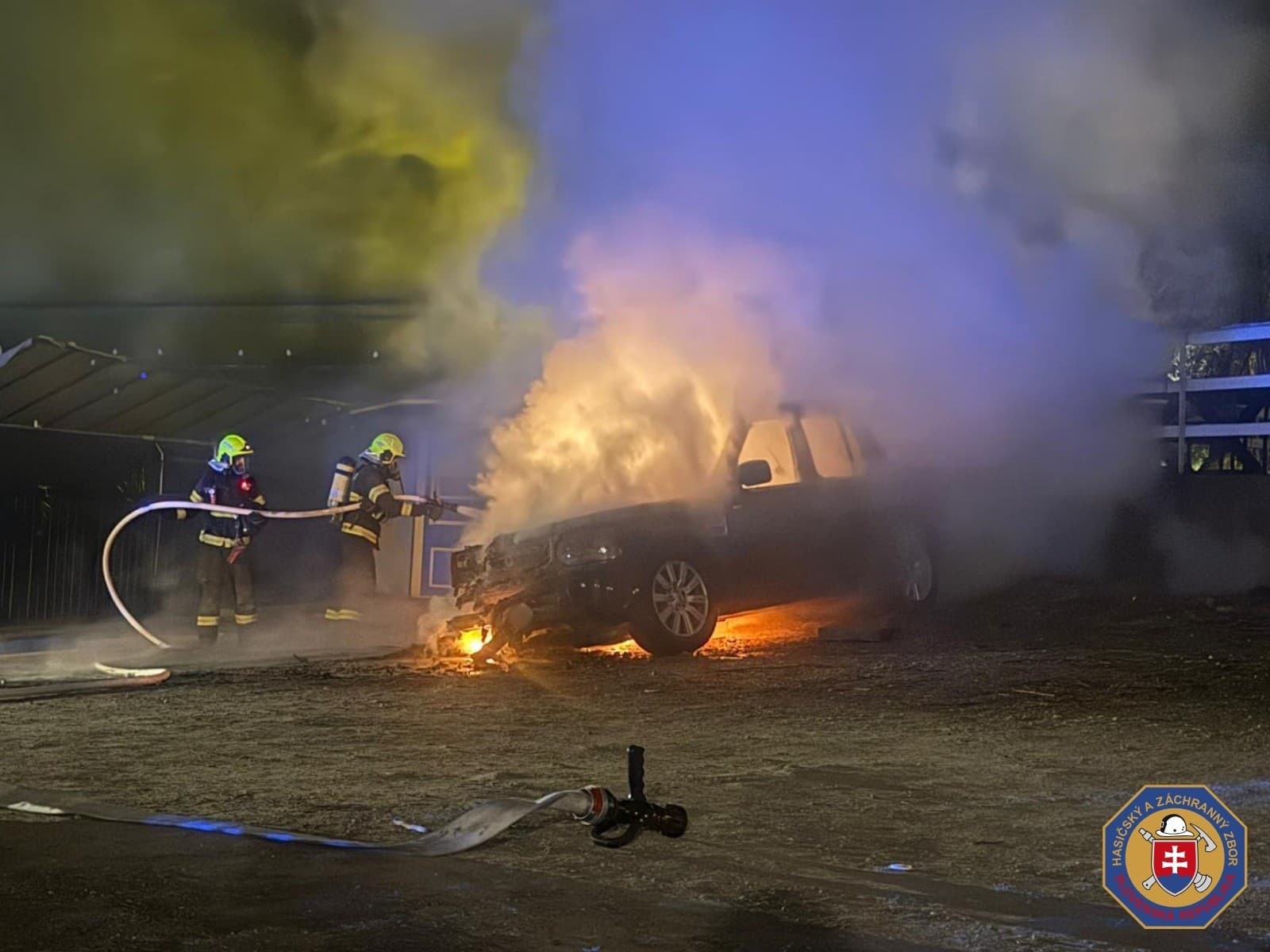 Nočný požiar automobilu v Bratislave.