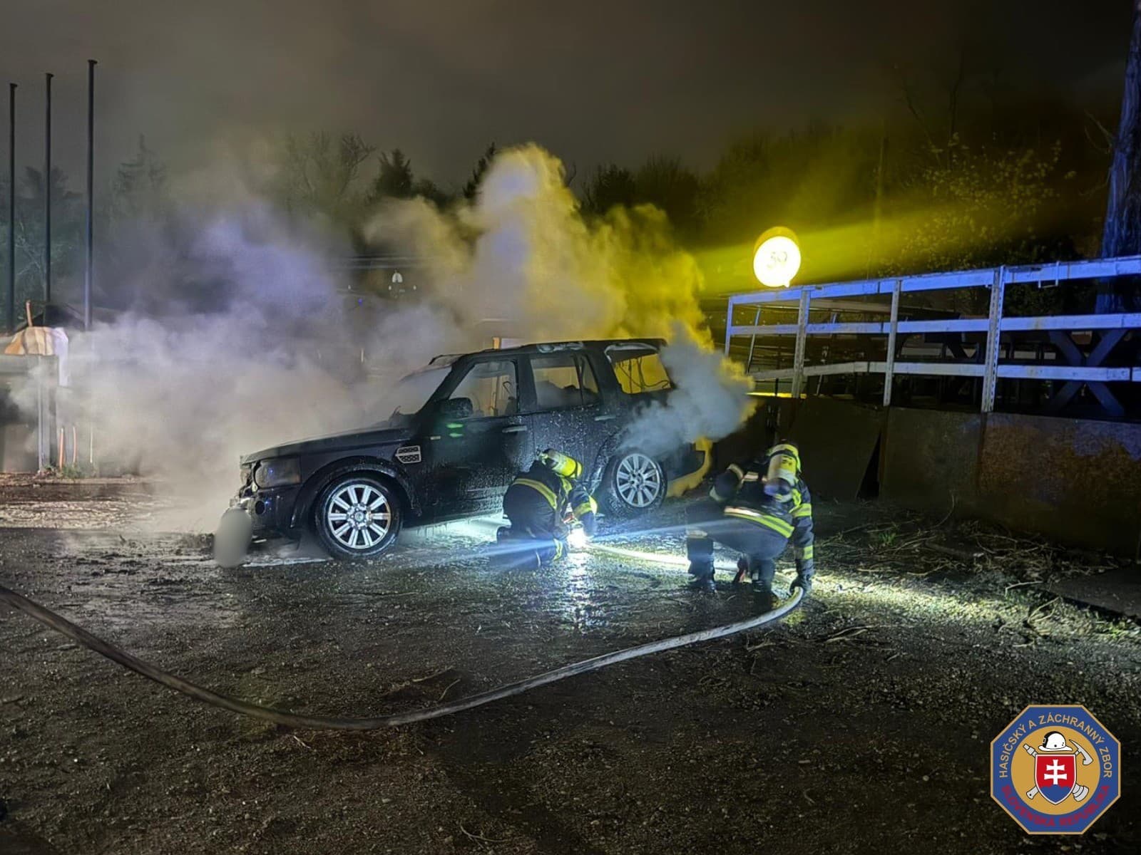 Nočný požiar automobilu v Bratislave.