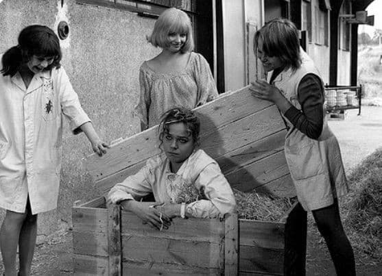 Marta Rašlová vo filme Holky z porcelánu