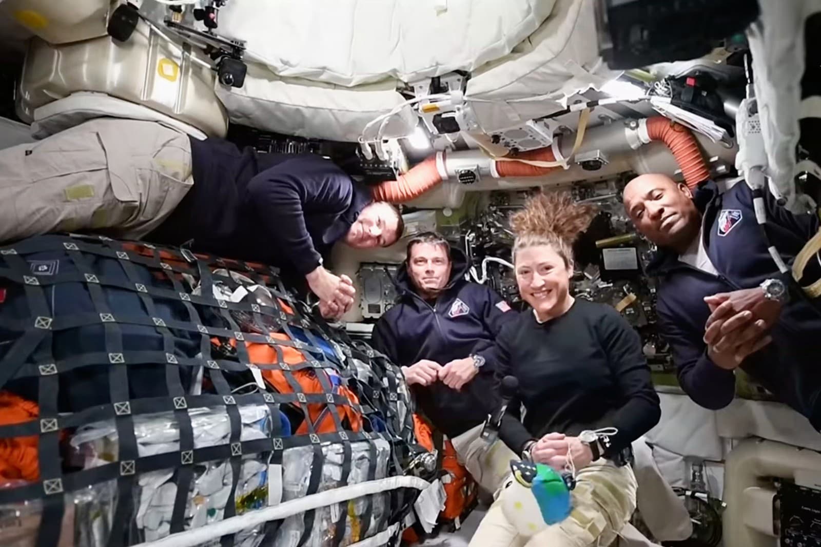 Tento obrázok z videa poskytnutého NASA zobrazuje posádku Artemis II, zľava astronauta a špecialistu misie Canadien Jeremyho Hansena, veliteľa Reida Wisemana, špecialistku misie Christinu Kochovú a pilota Victora Glovera počas videokonferencie z obežnej dráhy Mesiaca.