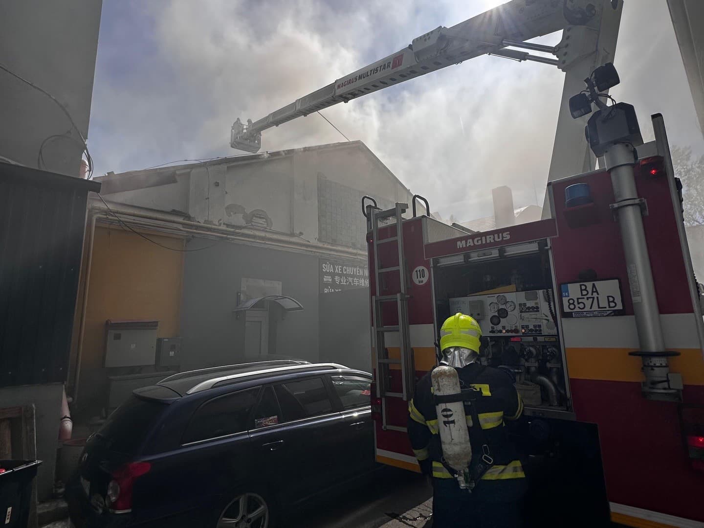 Požiar skladu ohrozil ubytovňu