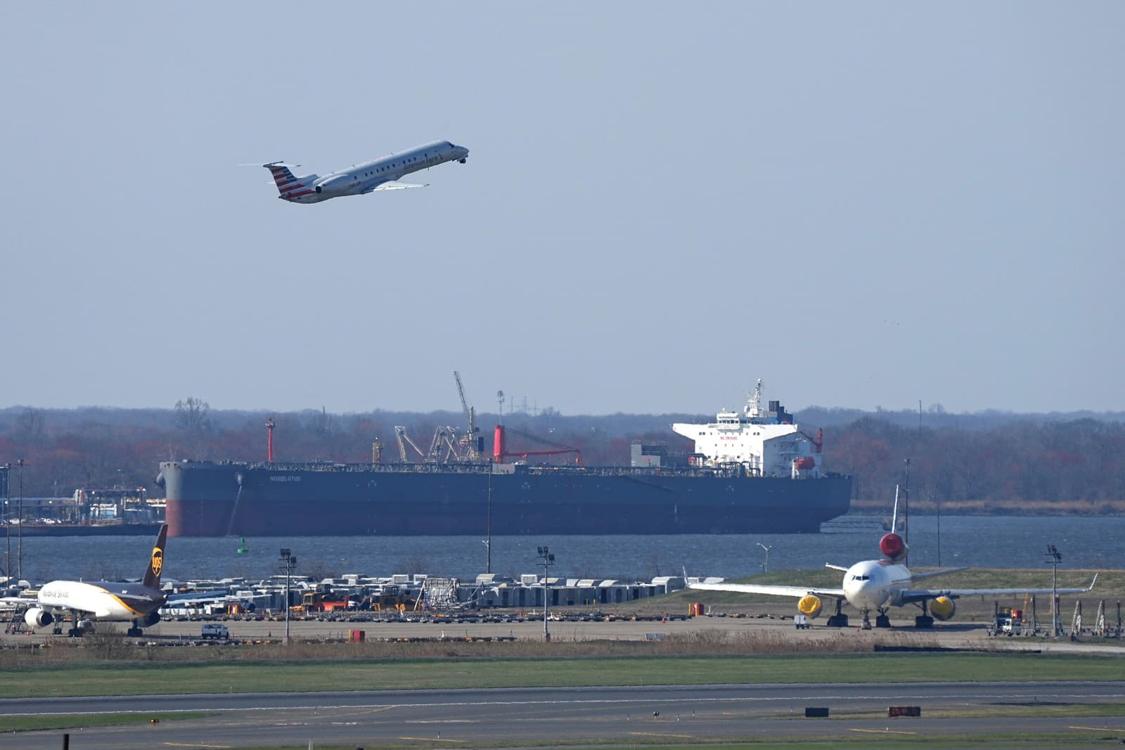 Na snímke lietadlo štartuje na pozadí ropného tankera NORDLOTUS plaviaceho sa pod portugalskou vlajkou vo Filadelfii.