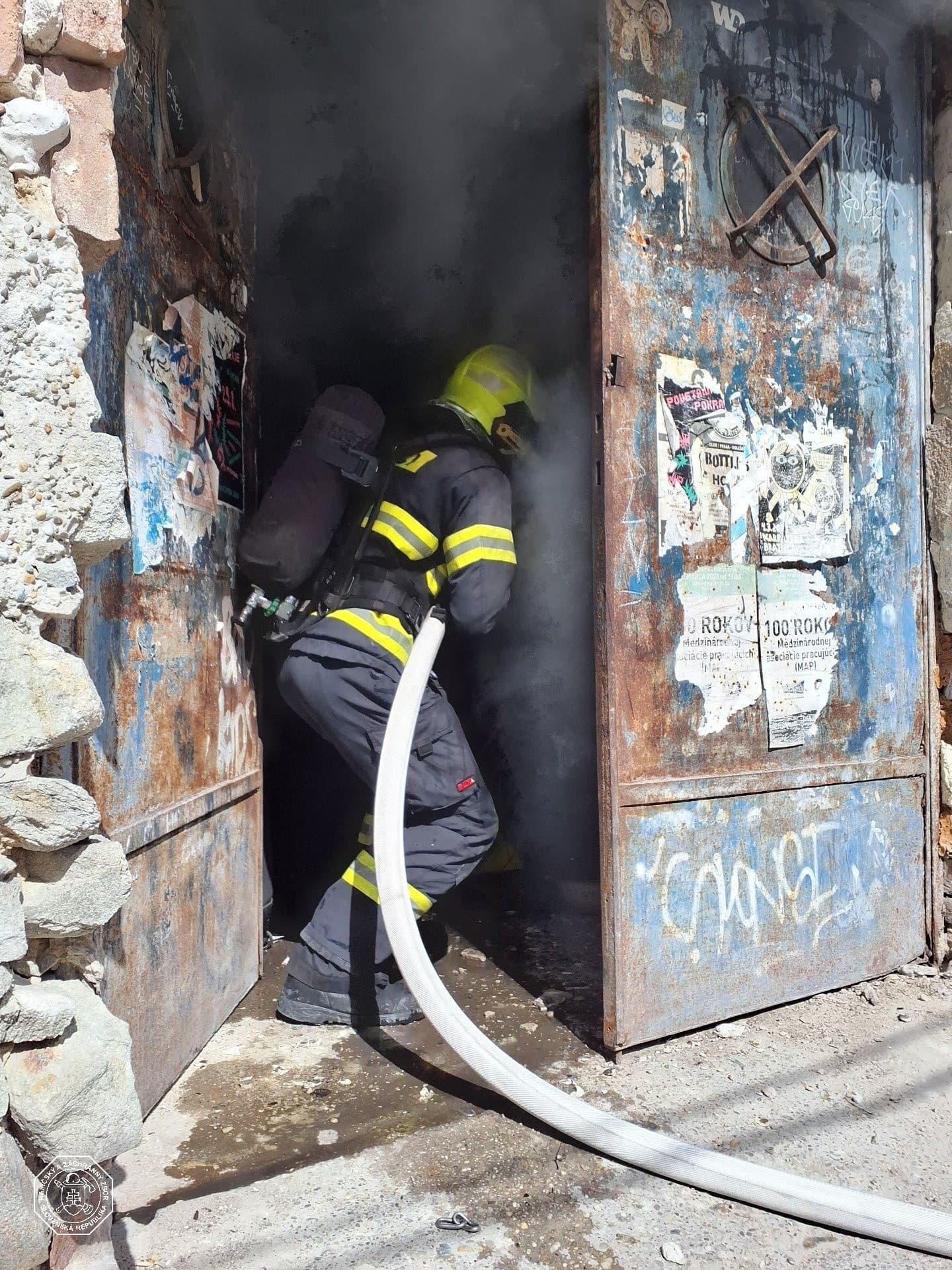 Hasiči zasahujú pri požiari na streche opustenej budovy v Bratislave.