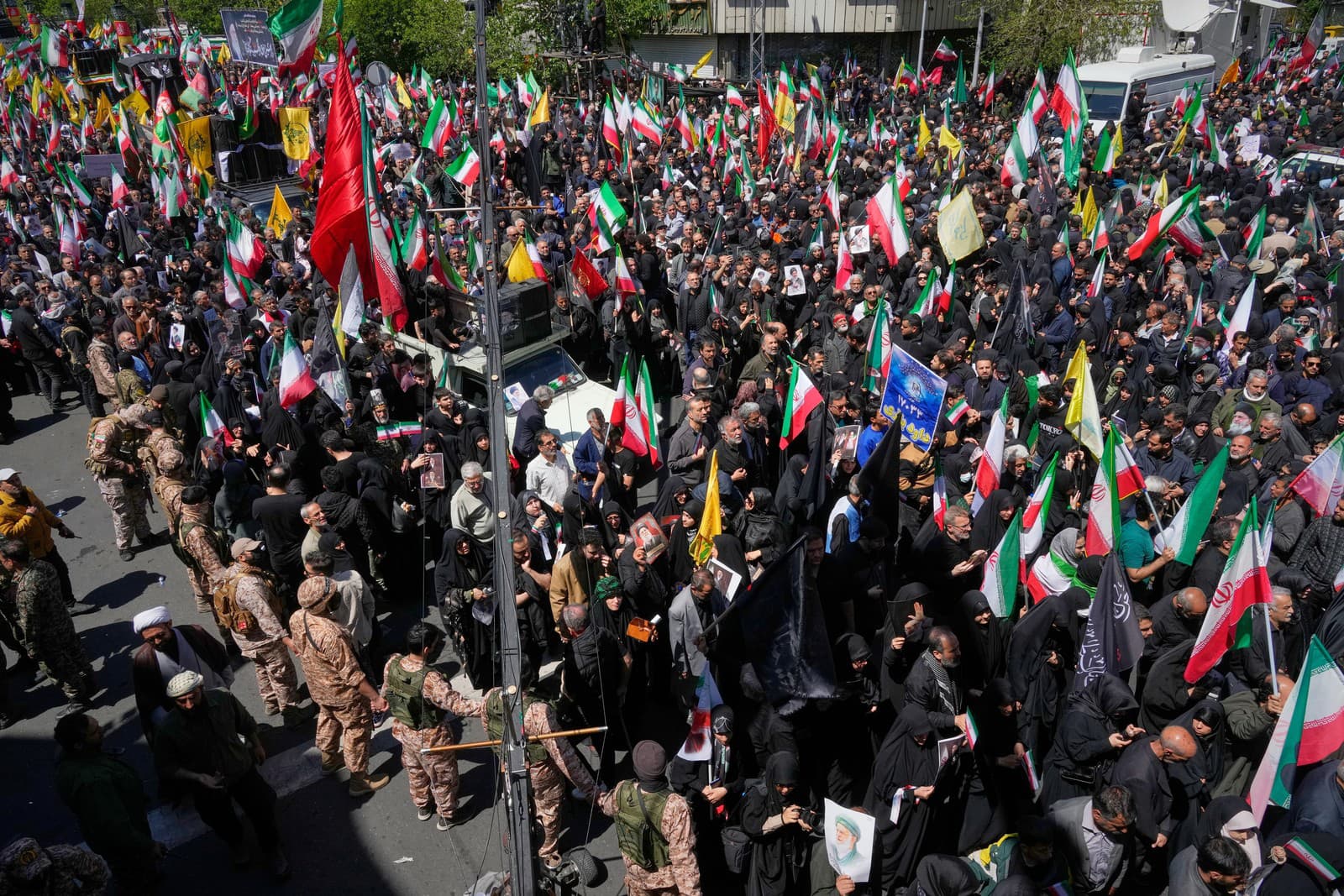 Iránski vládni stúpenci sa zhromažďujú počas spomienkového obradu venovanému bývalému najvyššiemu vodcovi Alímu Chameneímu, ktorý zahynul pri izraelsko-amerických útokoch