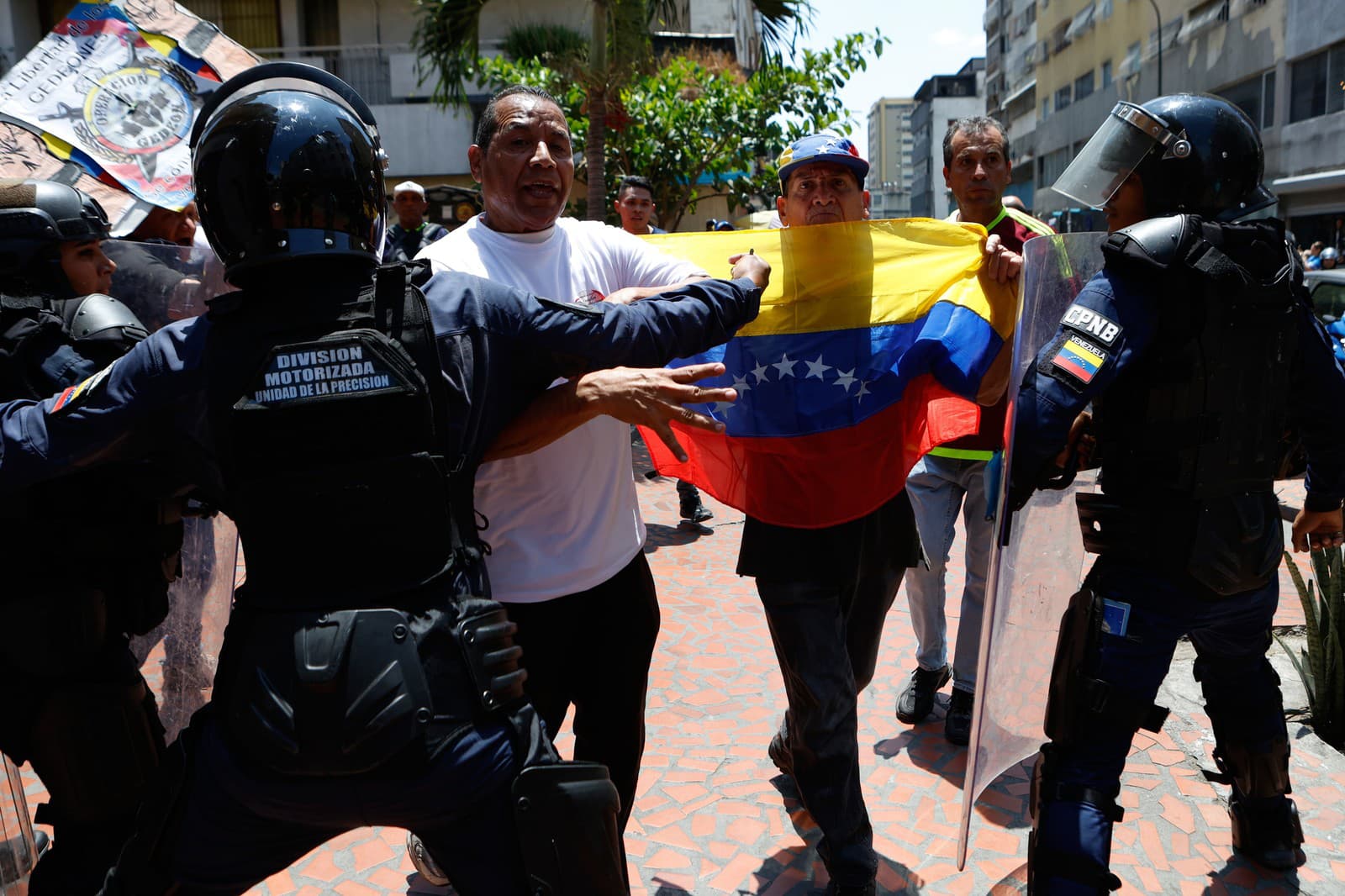 Bolívariánska národná polícia zastavuje protestujúcich.