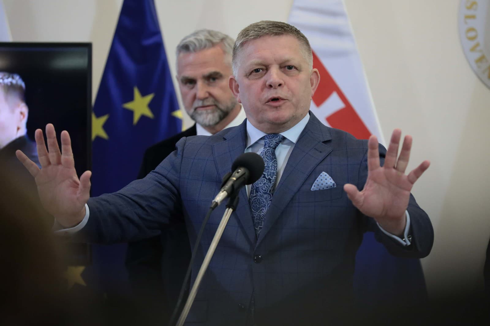 Tlačová konferencia predsedu vlády SR Roberta Fica, podpredsedu Národnej rady SR Tibora Gašpara a poradcu predsedu vlády Mareka Paru o aktuálnych politických témach.