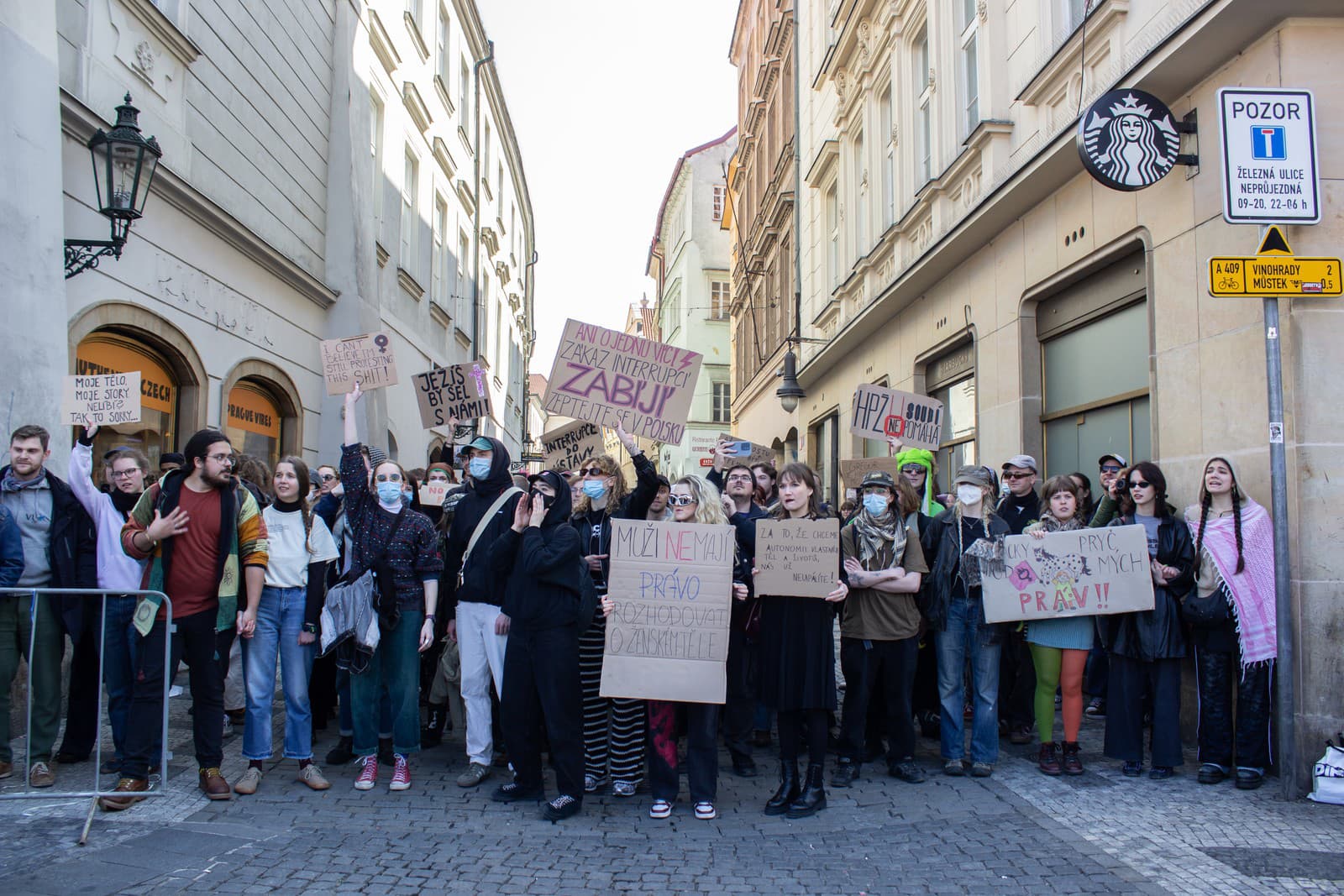 Na snímke protestný pochod proti Pochodu za život, ktorý sa mu snažil zabrániť dostať sa na Václavské námestie, čo bol cieľ Pochodu za život.