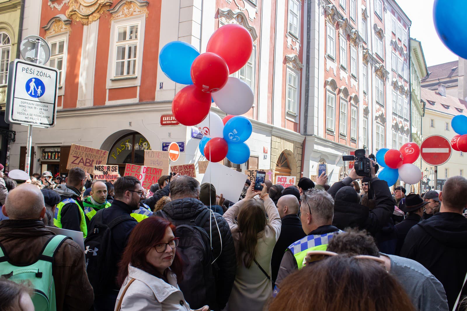 Stret Pochodu za život a protestného pochodu v centre Prahy neďaleko Staromestského námestia.