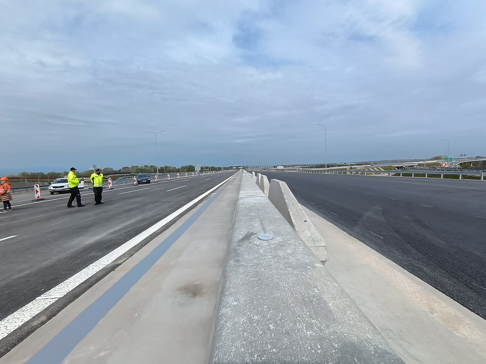 Na snímke policajti hliadkujú na úseku diaľnice D1, ktorá bola dočasne uzavretá smerom do Bratislavy.