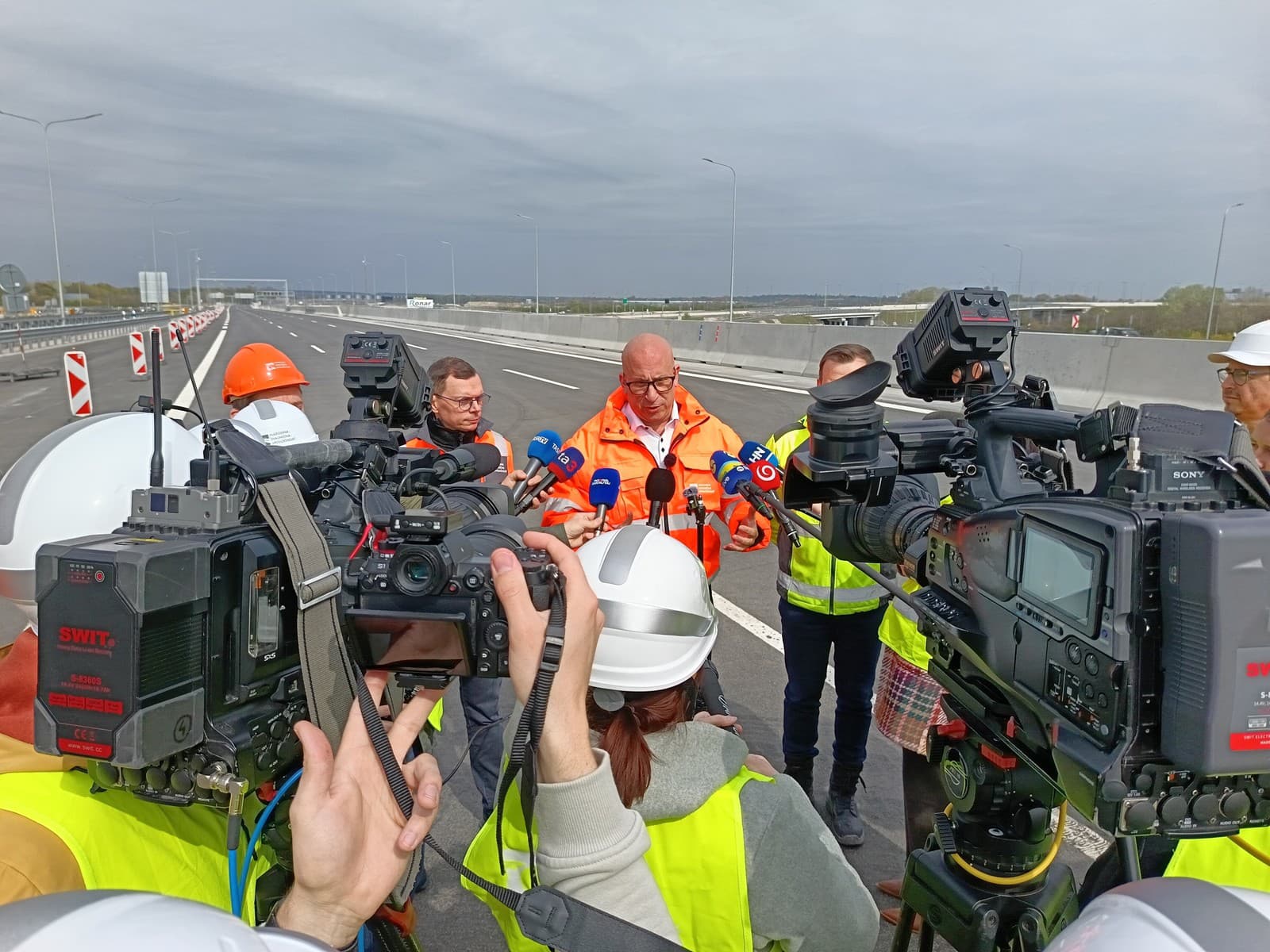 Na snímke uprostred minister dopravy SR Jozef Ráž (nominant Smer-SD) odpovedá na otázky novinárov počas otvorenia diaľnice D1 smerom do Bratislavy.