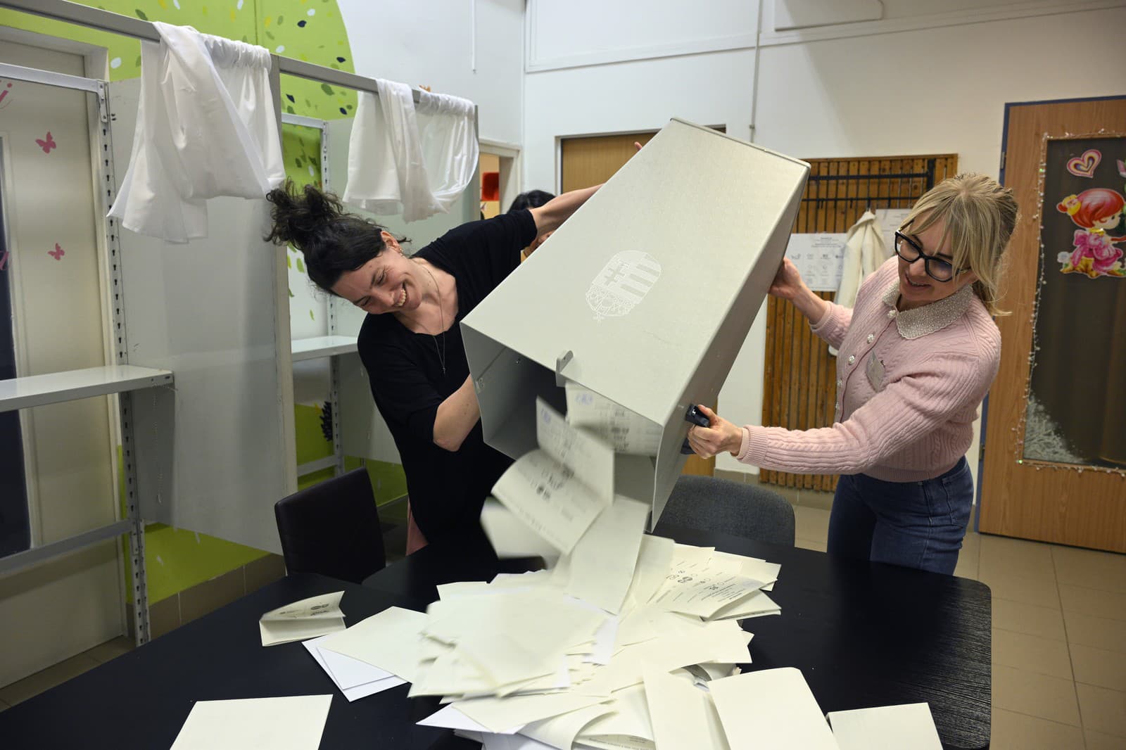 Na snímke ženy vysypávajú hlasovacie lístky z urny po uzavretí volebných miestností v rámci parlamentných volieb v Budapešti