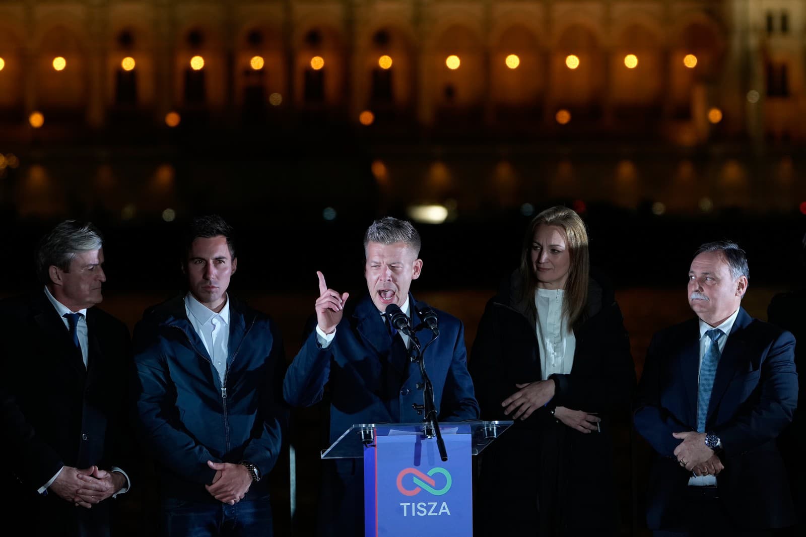 Na snímke líder mimoparlamentnej strany TISZA (Strana úcty a slobody) Péter Magyar dáva vyjadrenie po víťazstve v parlamentných voľbách v Budapešti