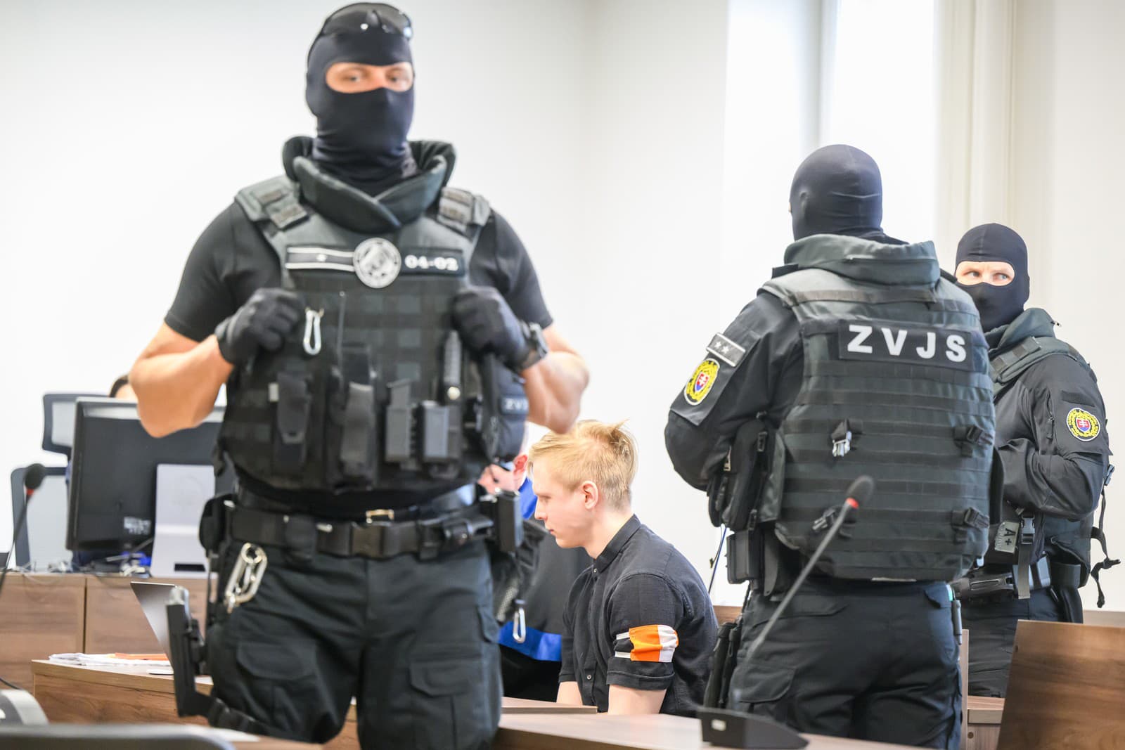 Samuel Straško sedí v pojednávacej miestnosti na Špecializovanom trestnom súde.