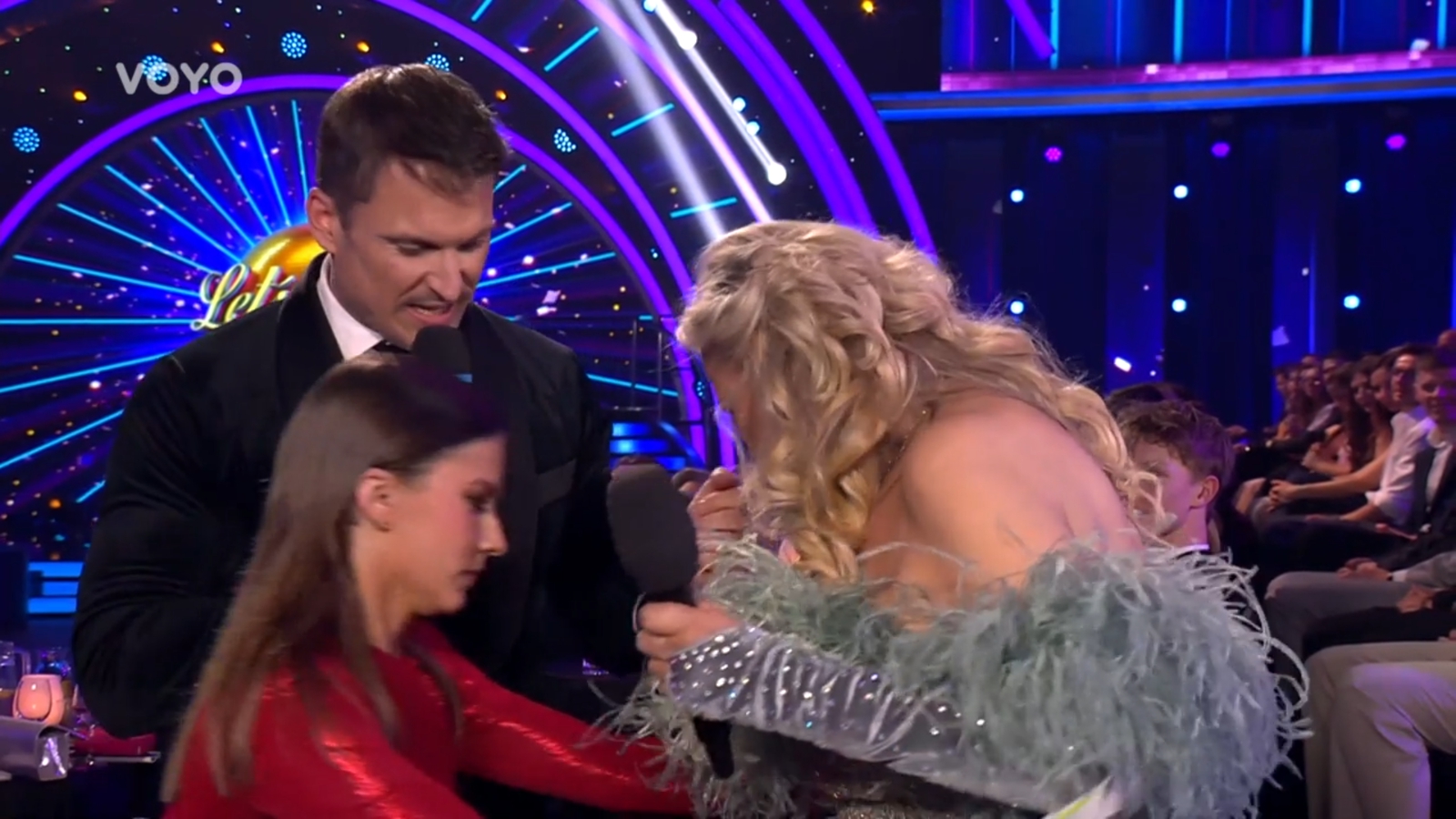 Kovalčíková sa niekoľkokrát snažila Mázikovú ukorigovať. 