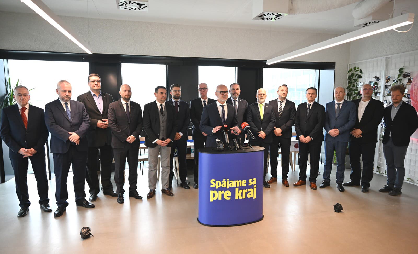 Na snímke uprostred predseda strany SaS Branislav Gröhling počas spoločnej tlačovej konferencie strany Sloboda a Solidarita, hnutia Progresívne Slovensko, Hnutia Slovensko, strany Demokrati, strany Za ľudí, Občianskej konzervatívnej strany a politickej organizácie Občiansko-demokratická mládež na tému: Memorandum o porozumení a spoločnom postupe vo voľbách do Košického samosprávneho kraja.