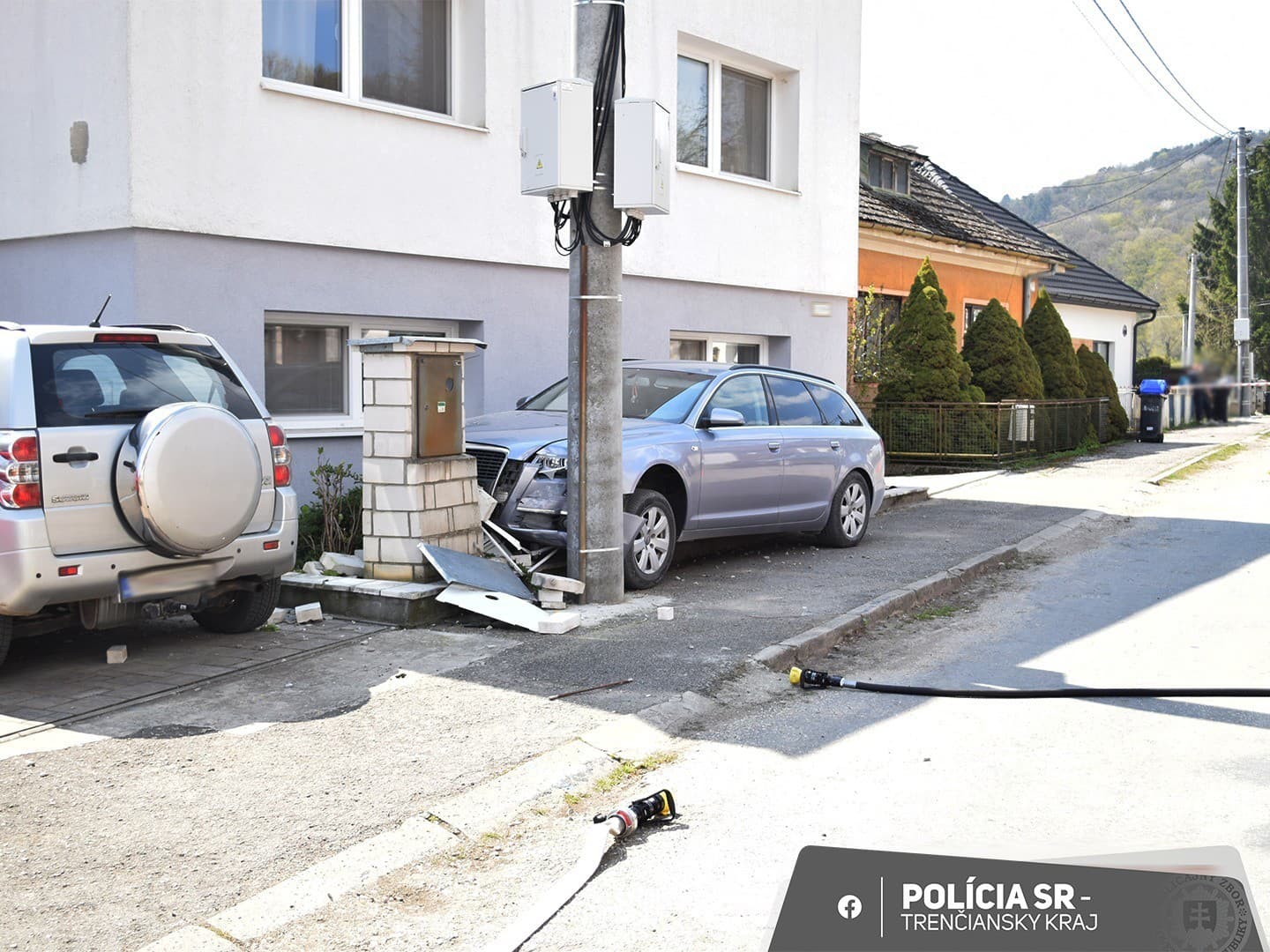 Opitý vodič narazil v obci Štvrtok do odpadovej nádoby a plynovej prípojky.