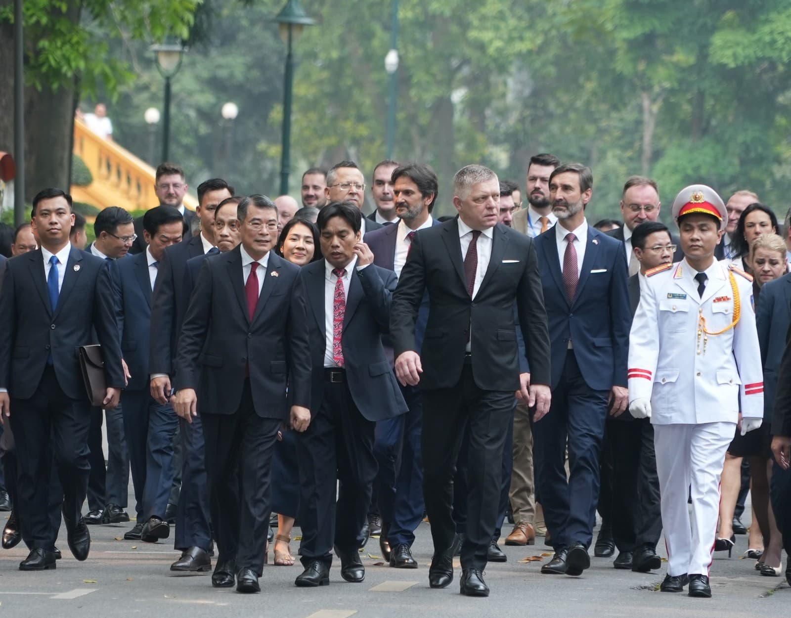 Slovenský priemér Robert Fico (uprostred vpravo), za ním vpravo minister zahraničných vecí a európskych záležitostí SR Juraj Blanár a vľavo podpredseda vlády a minister obrany SR Robert Kaliňák a vietnamský premiér Le Minh Hung (uprostred vľavo) v Hanoji.