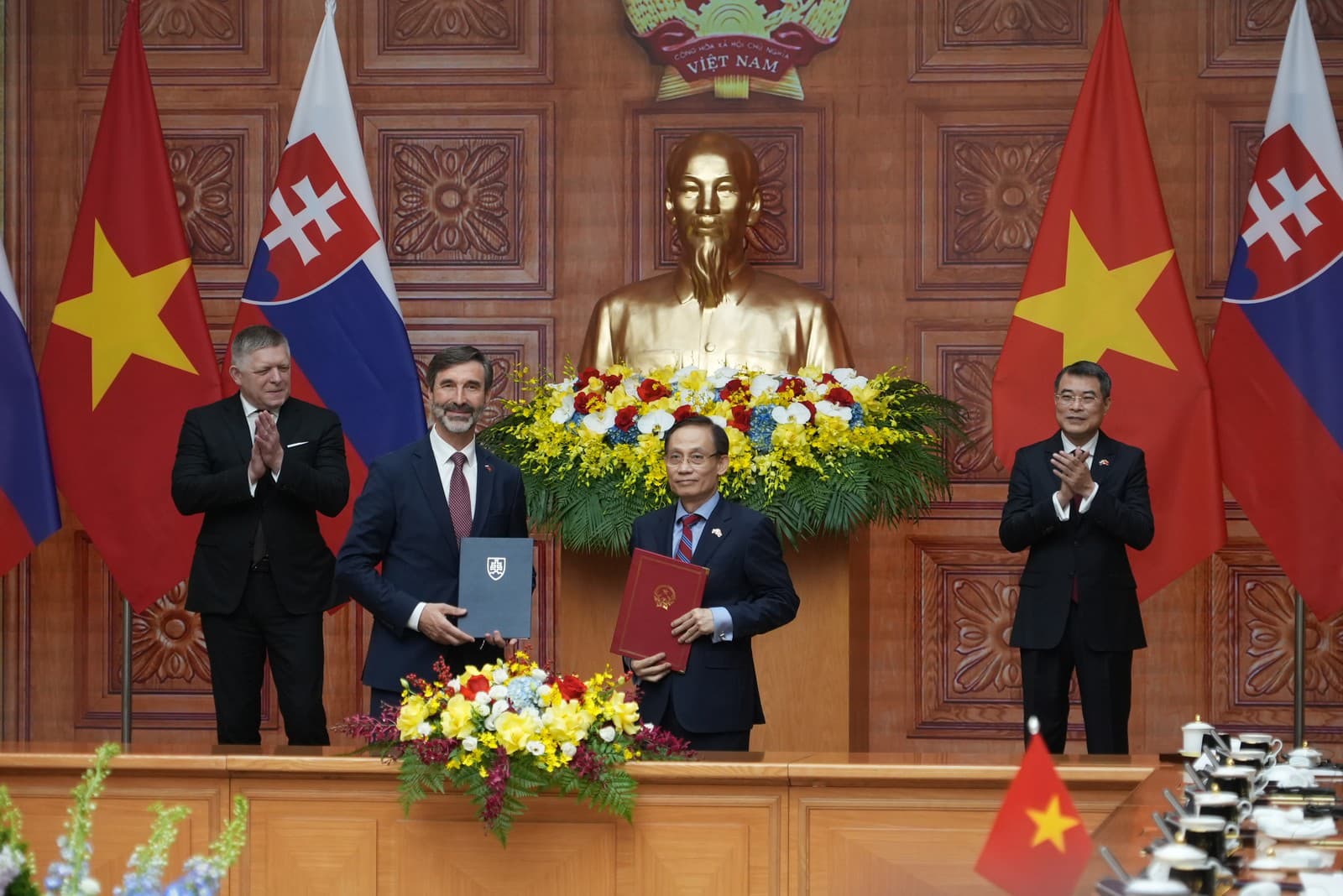 Slovenský priemér Robert Fico (vľavo), minister zahraničných vecí a európskych záležitostí SR Juraj Blanár (druhý zľava), vietnamský minister zahraničných vecí Le Hoai Trung (druhý sprava) a vietnamský premiér Le Minh Hung (vpravo) pózujú po podpise Memoranda o porozumení medzi Ministerstvom zahraničných a európskych záležitostí Slovenskej republiky a Ministerstvom zahraničných vecí Vietnamskej socialistickej republiky o spolupráci medzi ministerstvami v Hanoji.